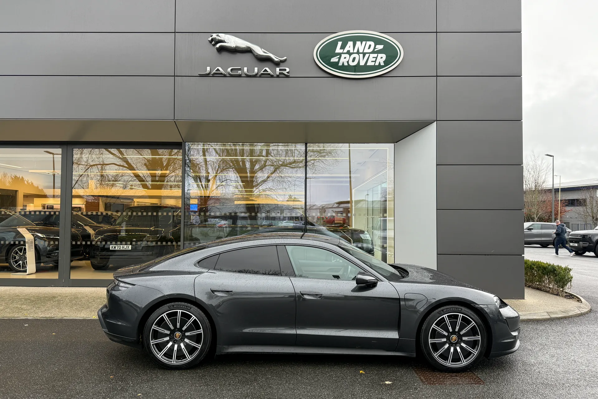 Porsche TAYCAN thumbnail image number 2