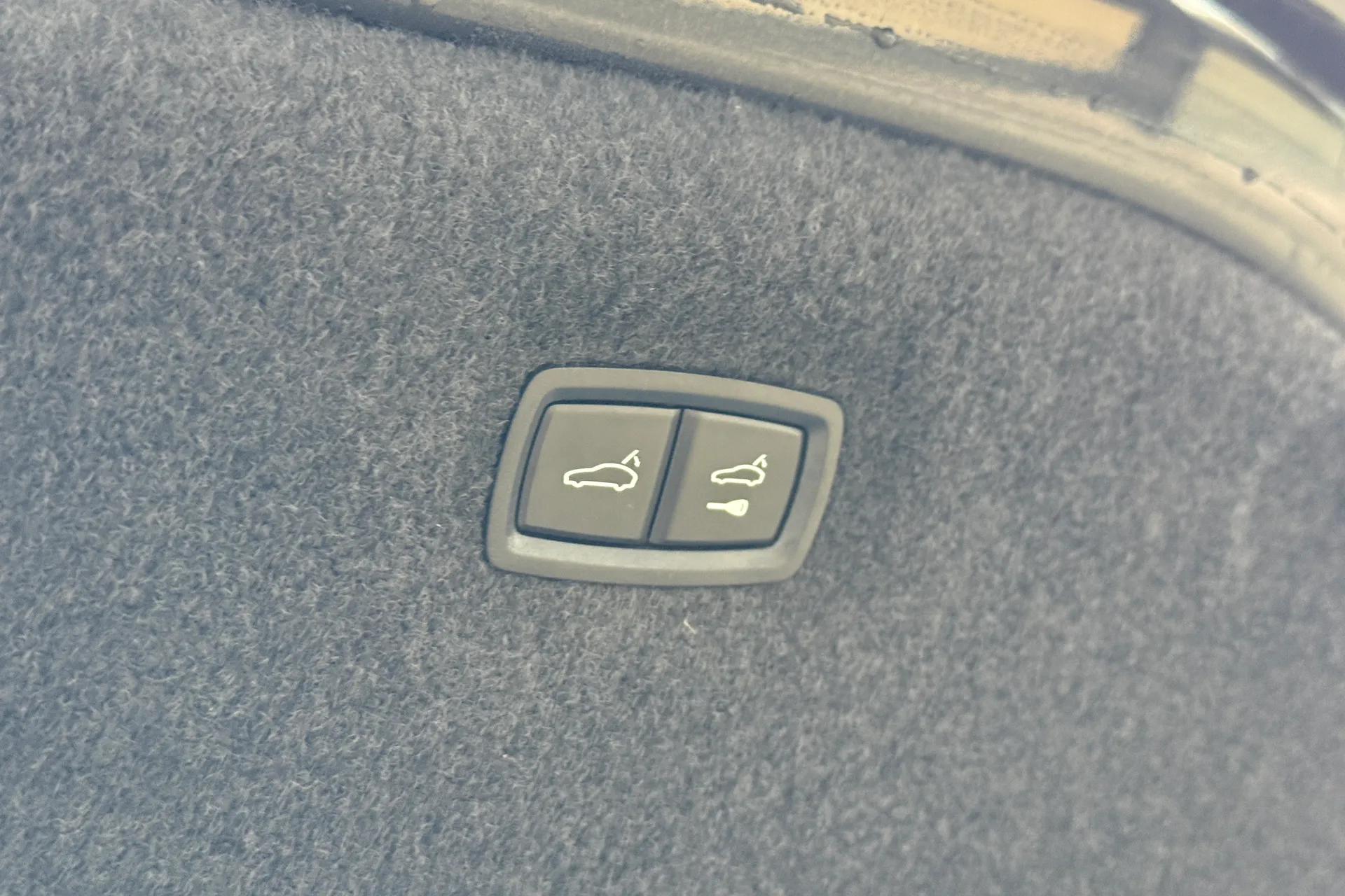 Porsche TAYCAN thumbnail image number 40