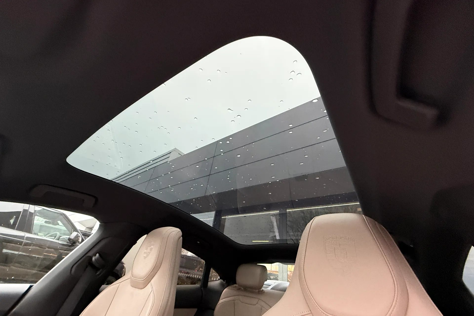 Porsche TAYCAN thumbnail image number 4