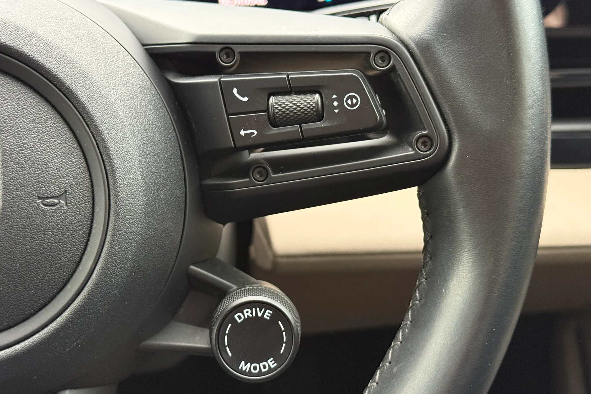 Porsche TAYCAN thumbnail image number 27