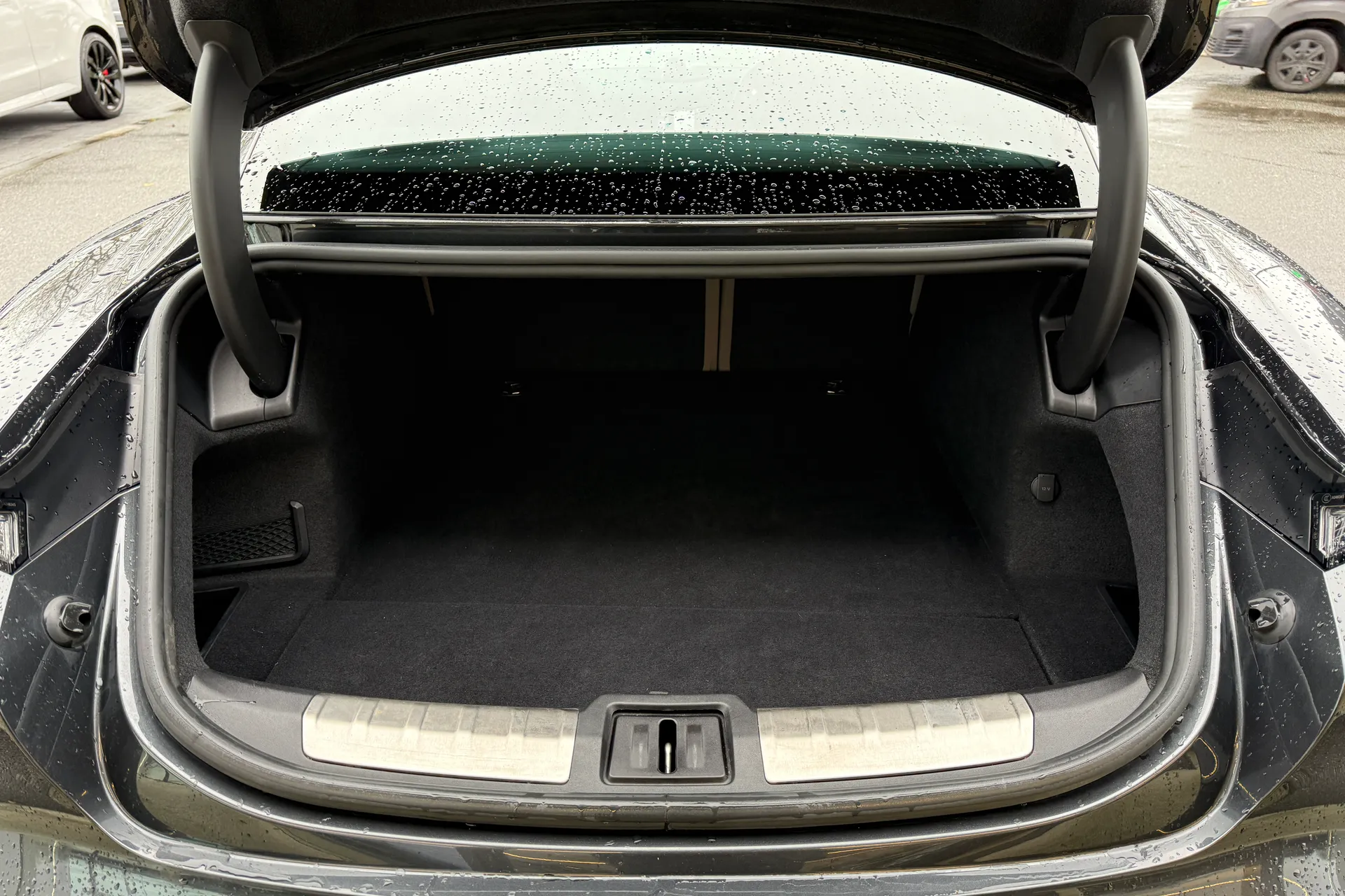 Porsche TAYCAN thumbnail image number 38