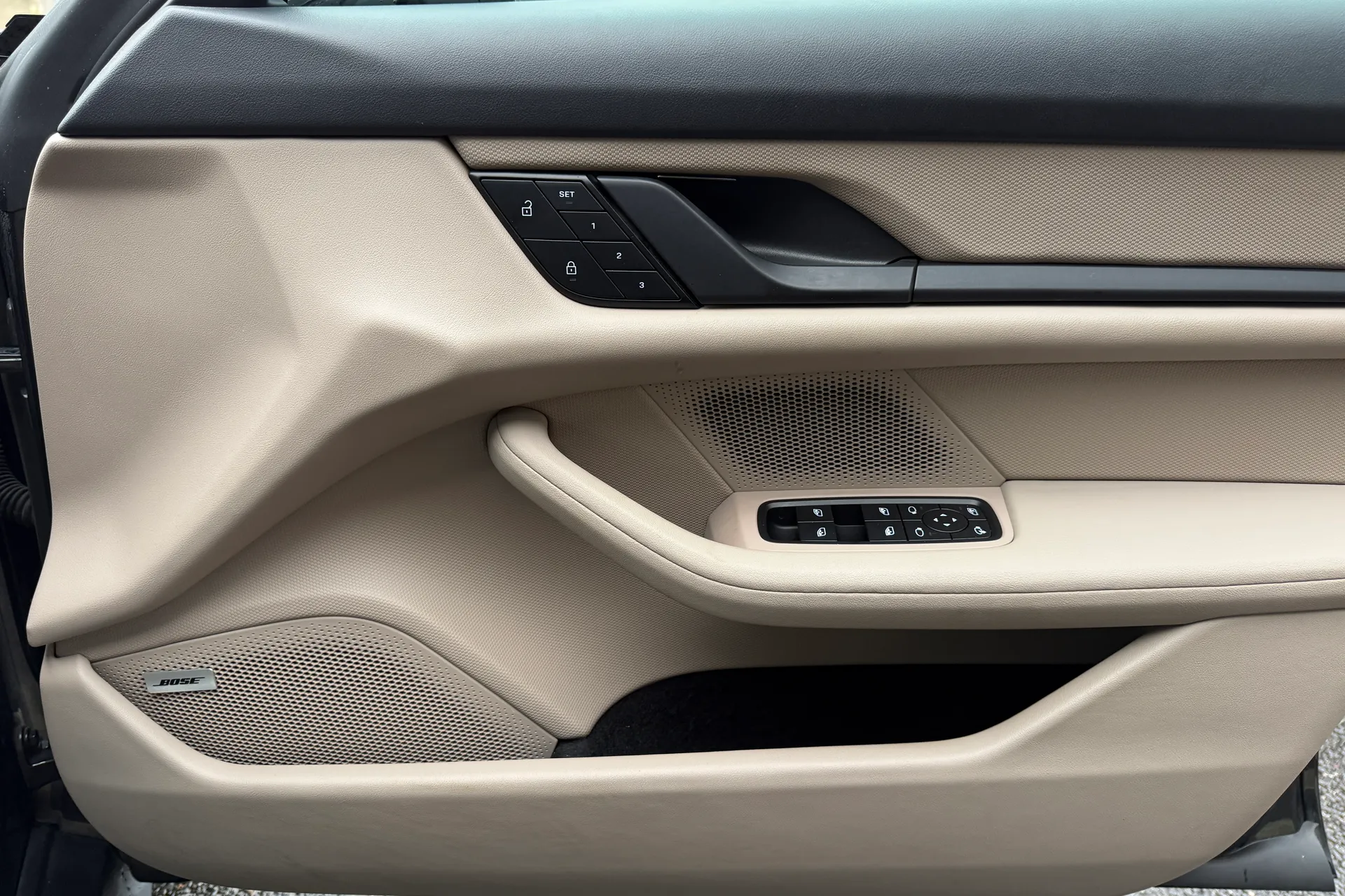 Porsche TAYCAN thumbnail image number 49