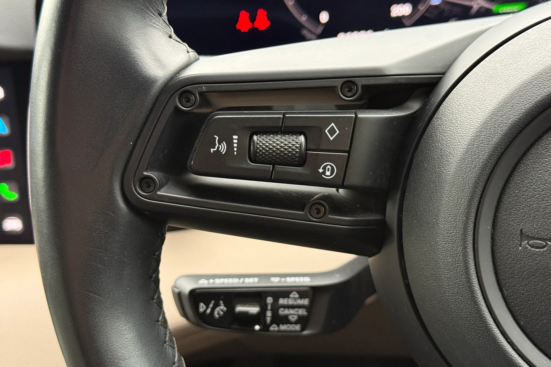 Porsche TAYCAN thumbnail image number 25