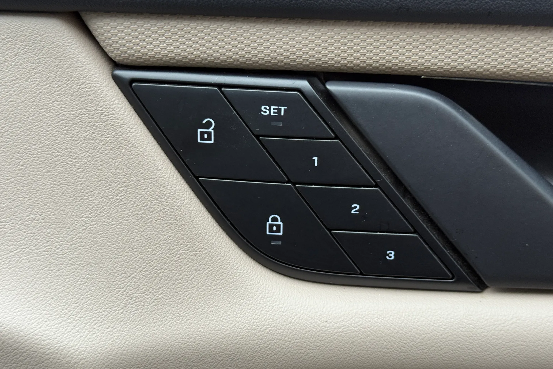 Porsche TAYCAN thumbnail image number 50