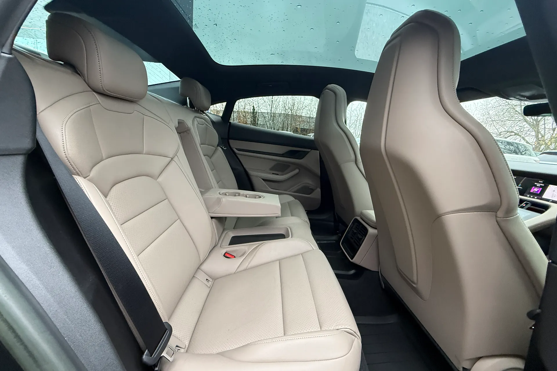 Porsche TAYCAN thumbnail image number 39