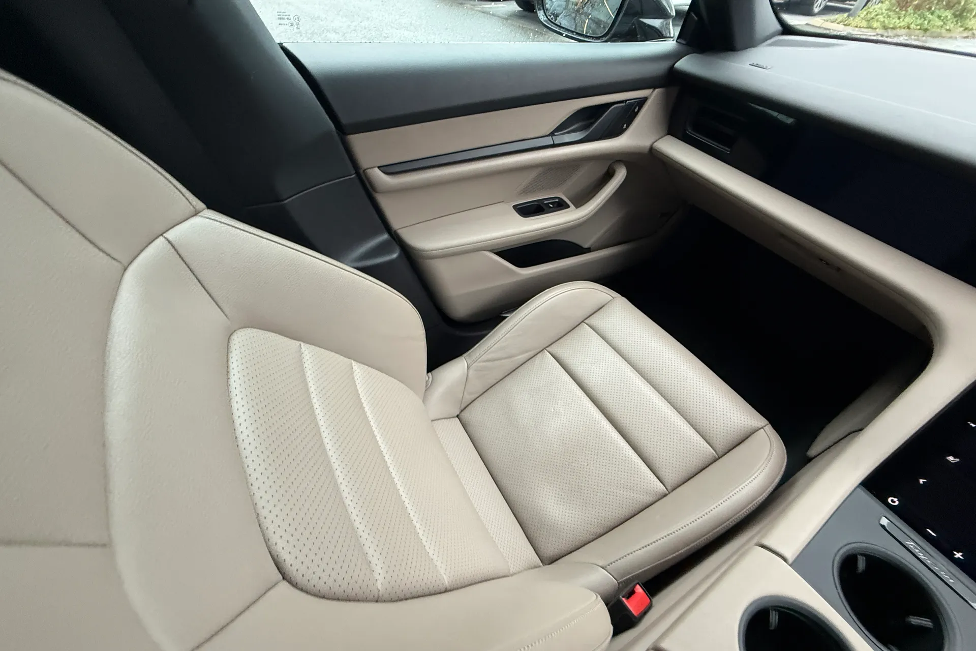 Porsche TAYCAN thumbnail image number 13