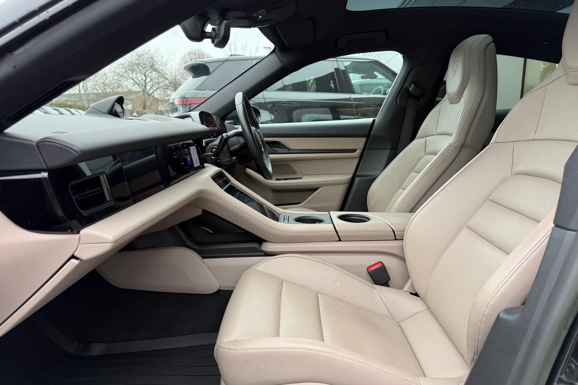 Porsche TAYCAN thumbnail image number 10