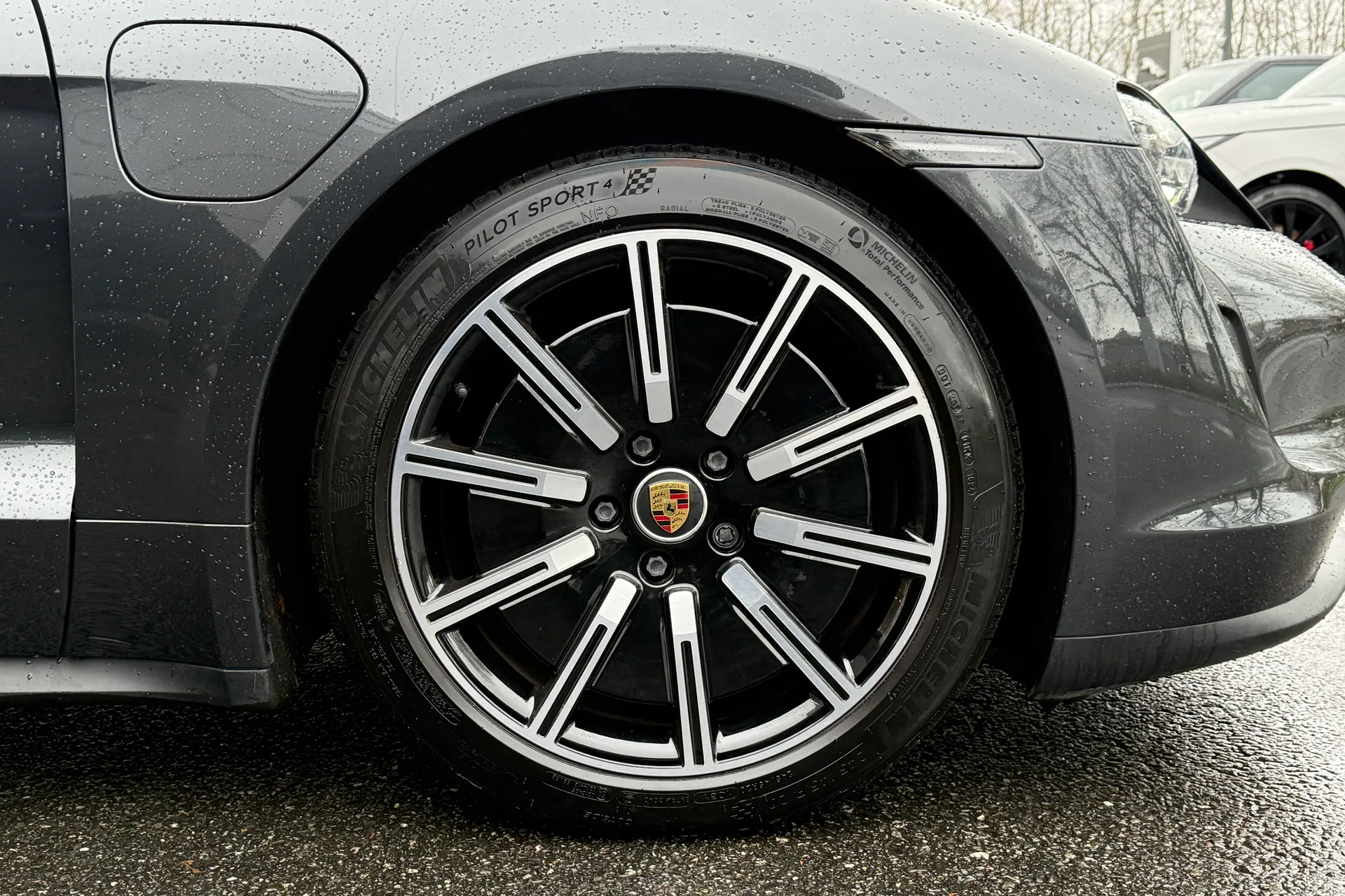 Porsche TAYCAN thumbnail image number 22