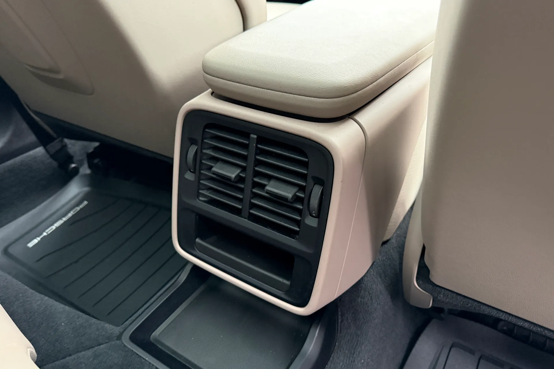 Porsche TAYCAN thumbnail image number 33