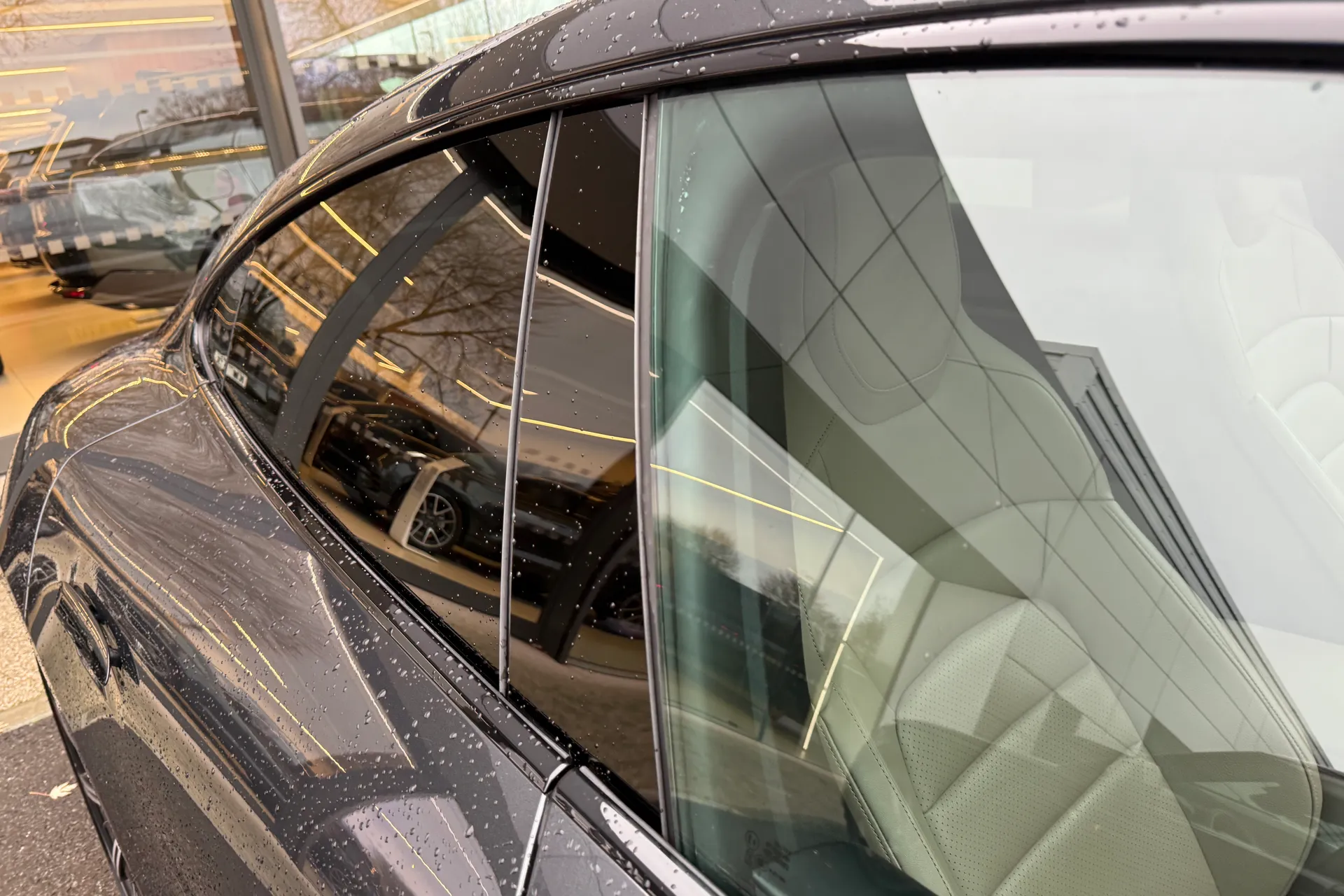 Porsche TAYCAN thumbnail image number 24