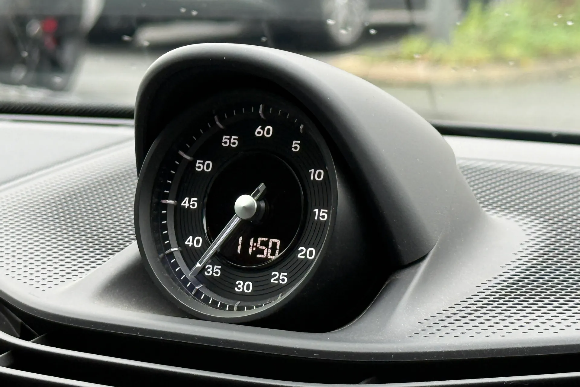 Porsche TAYCAN thumbnail image number 19