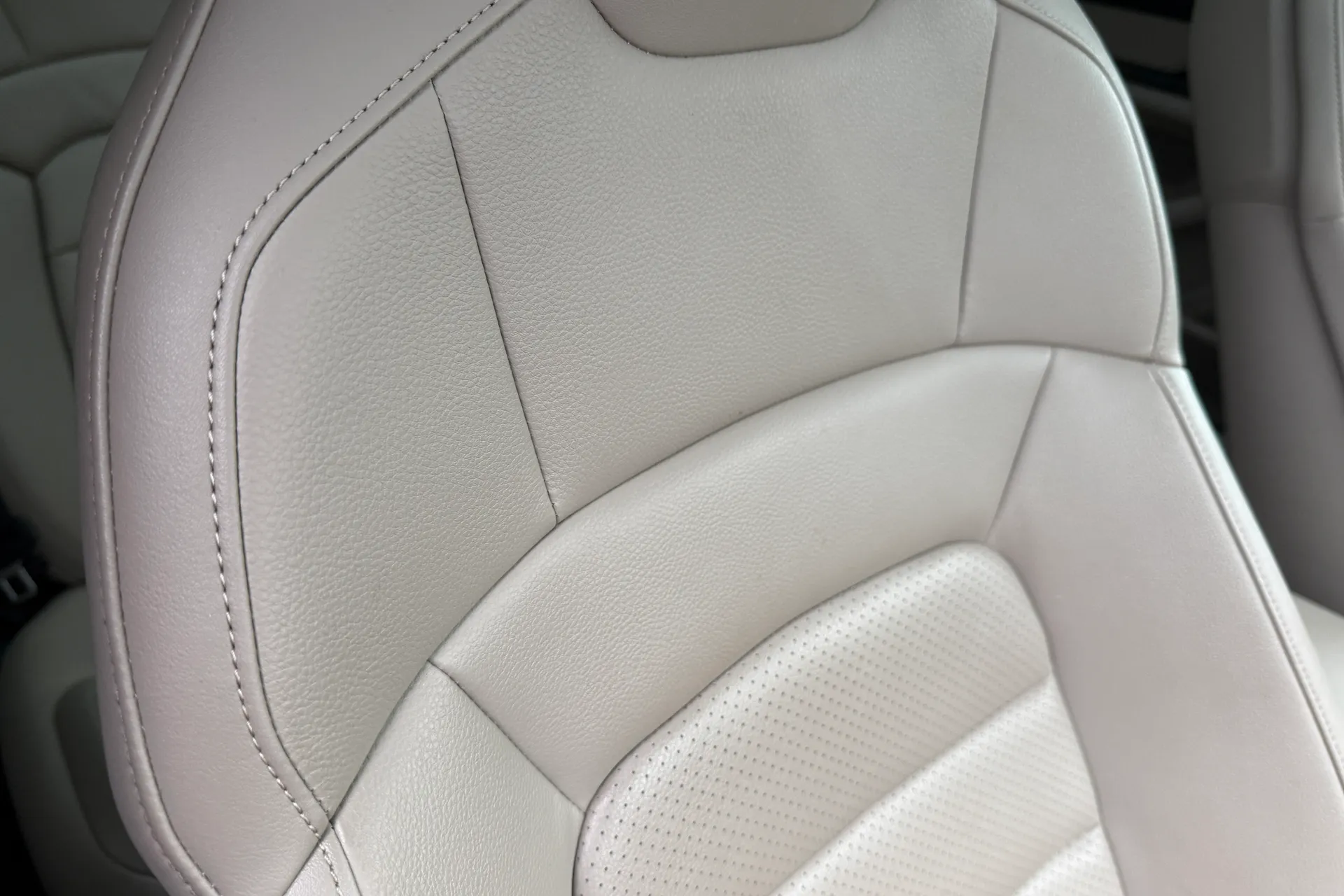 Porsche TAYCAN thumbnail image number 34