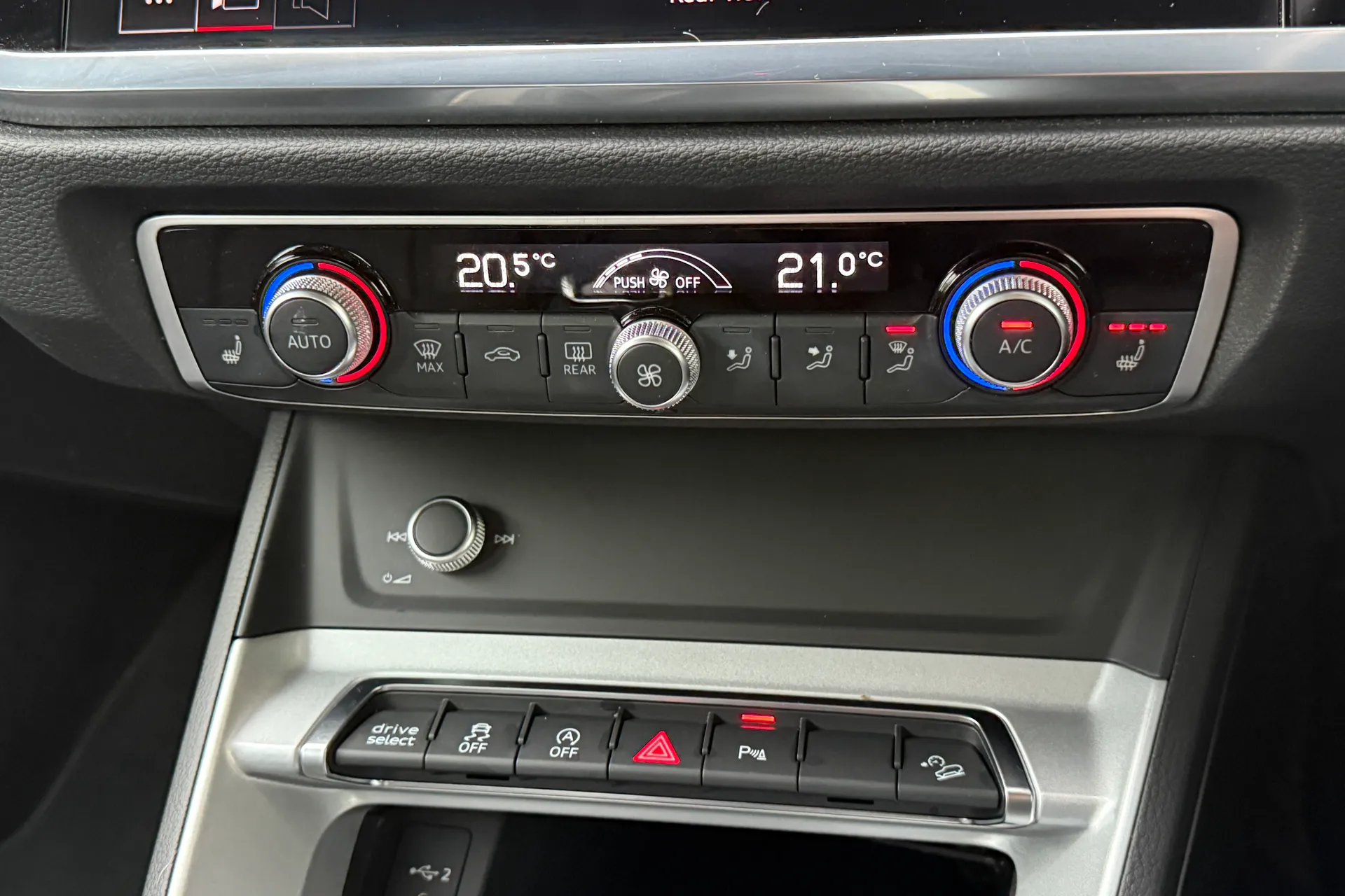 Audi Q3 thumbnail image number 15