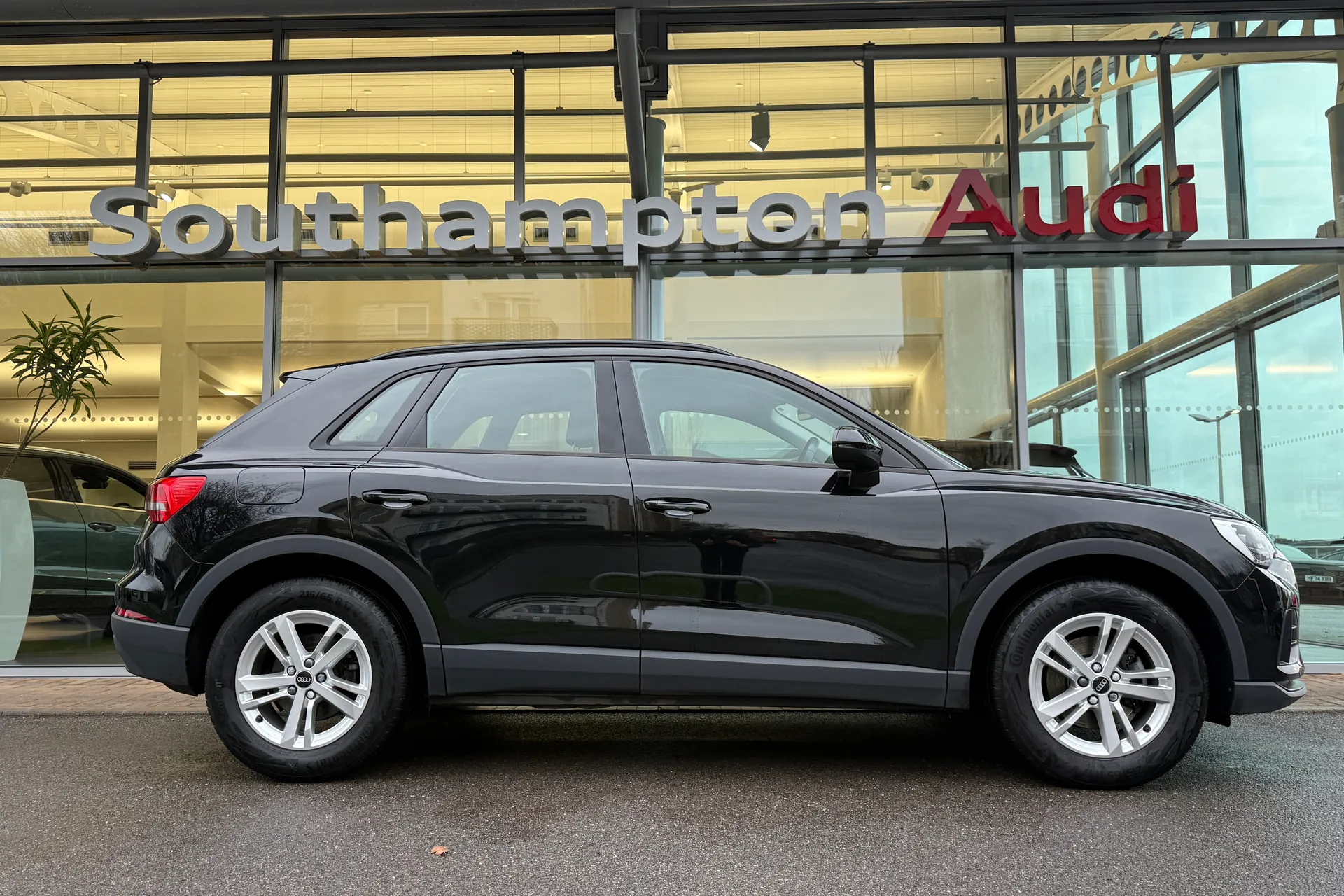 Audi Q3 thumbnail image number 2