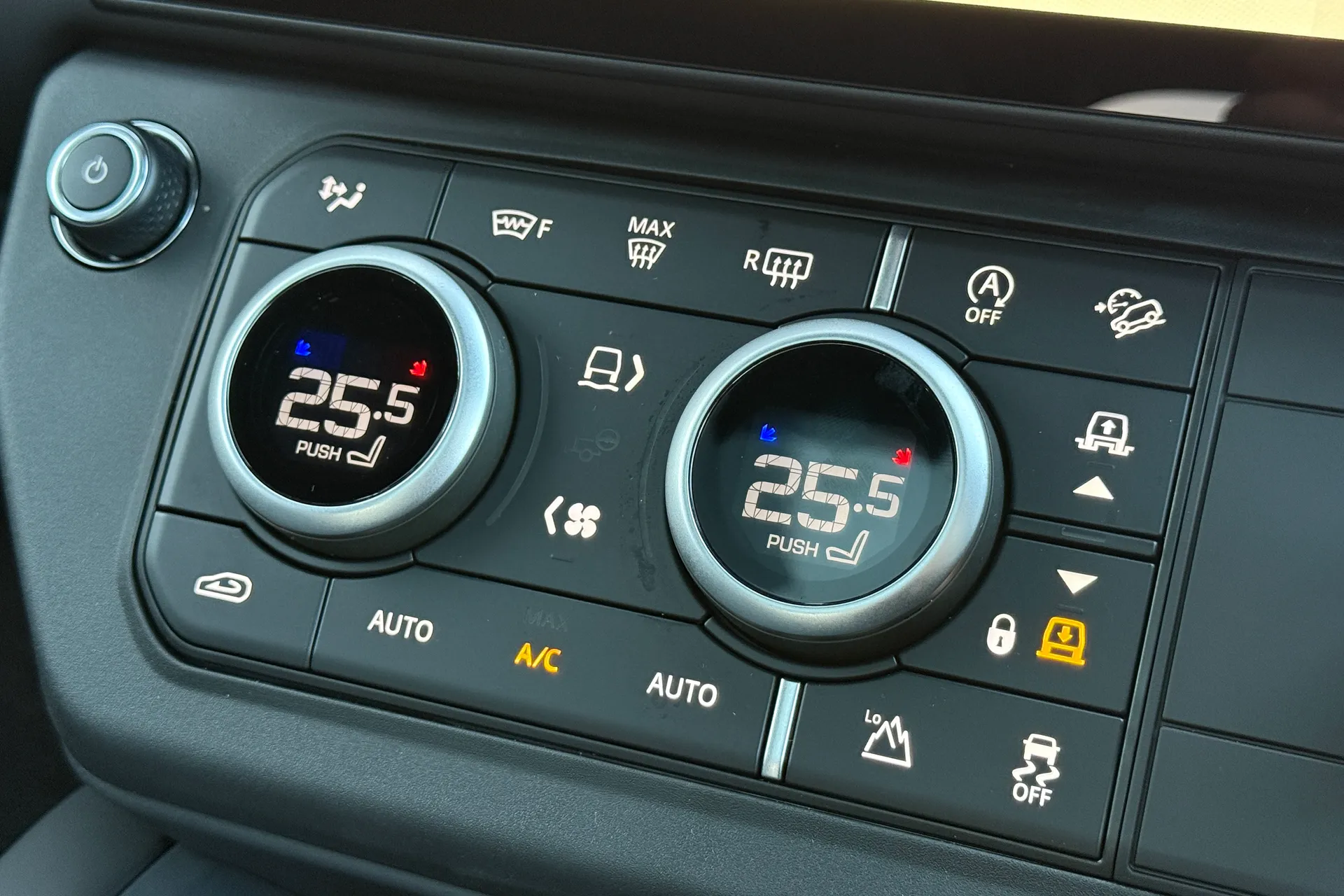 LAND ROVER Defender 110 thumbnail image number 36