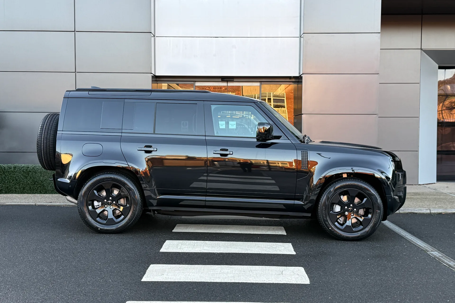 LAND ROVER Defender 110 thumbnail image number 2