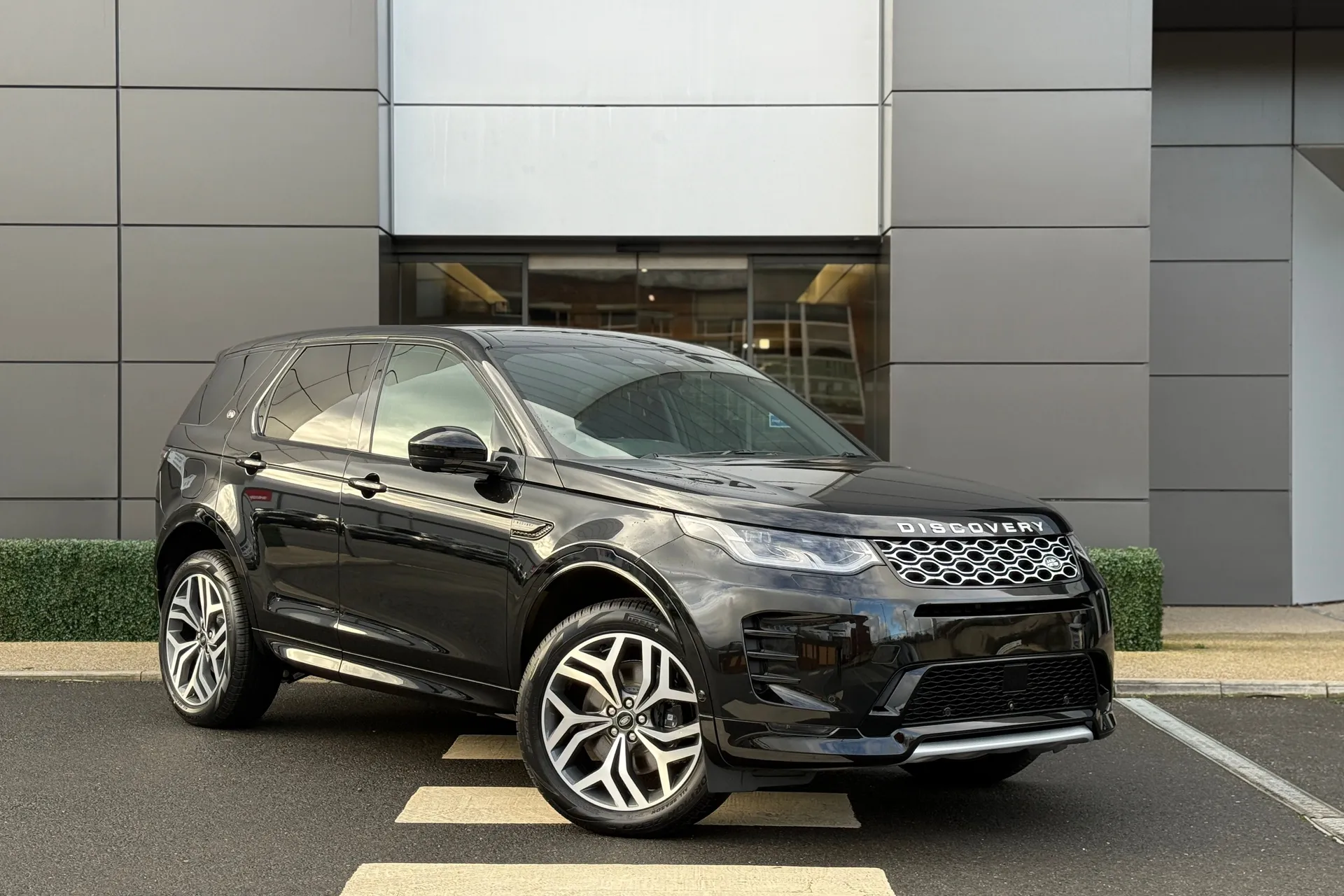 LAND ROVER DISCOVERY SPORT focused image
