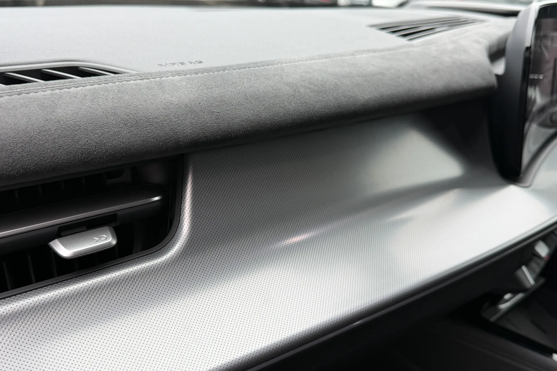 Audi Q3 thumbnail image number 21