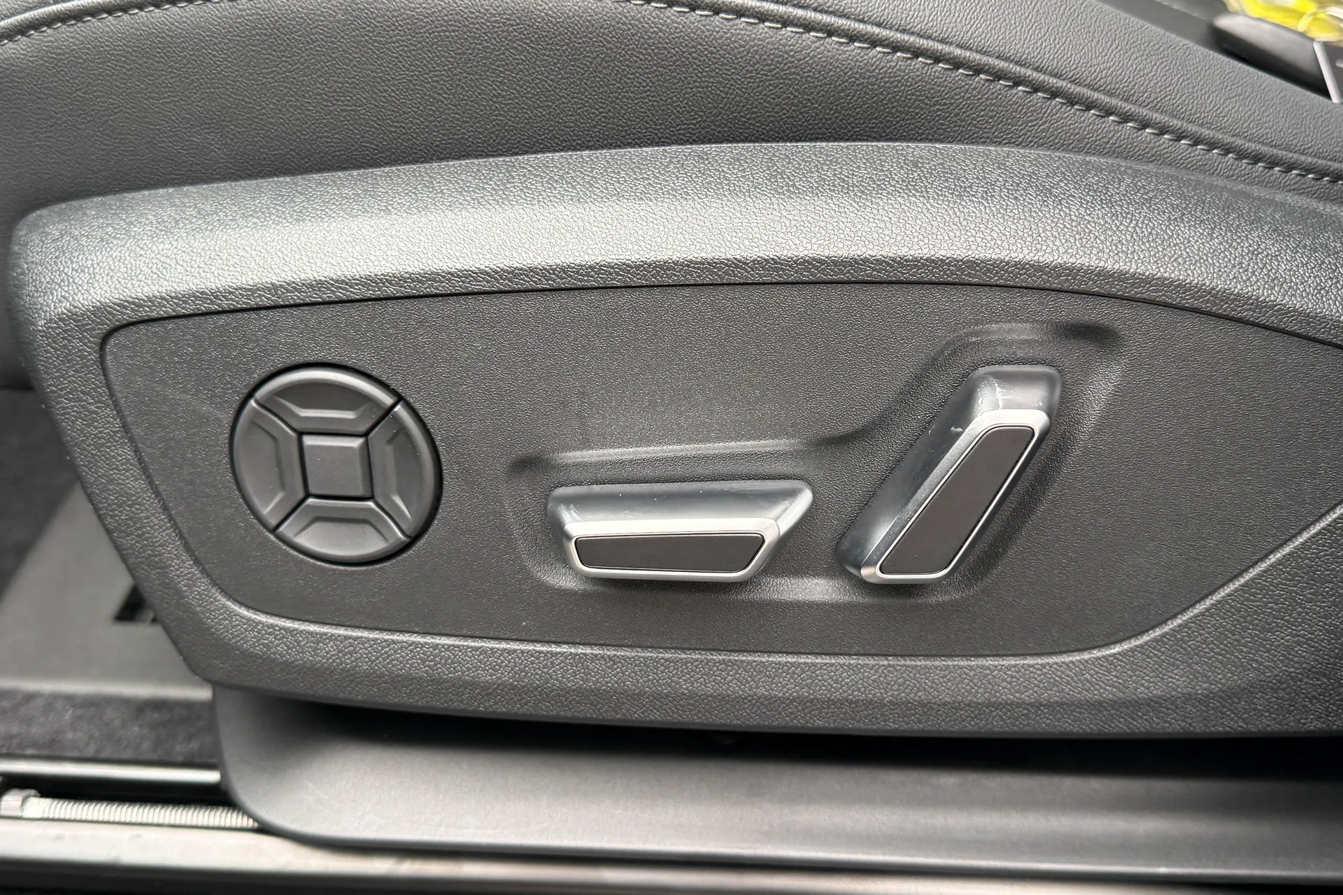 Audi Q3 thumbnail image number 17