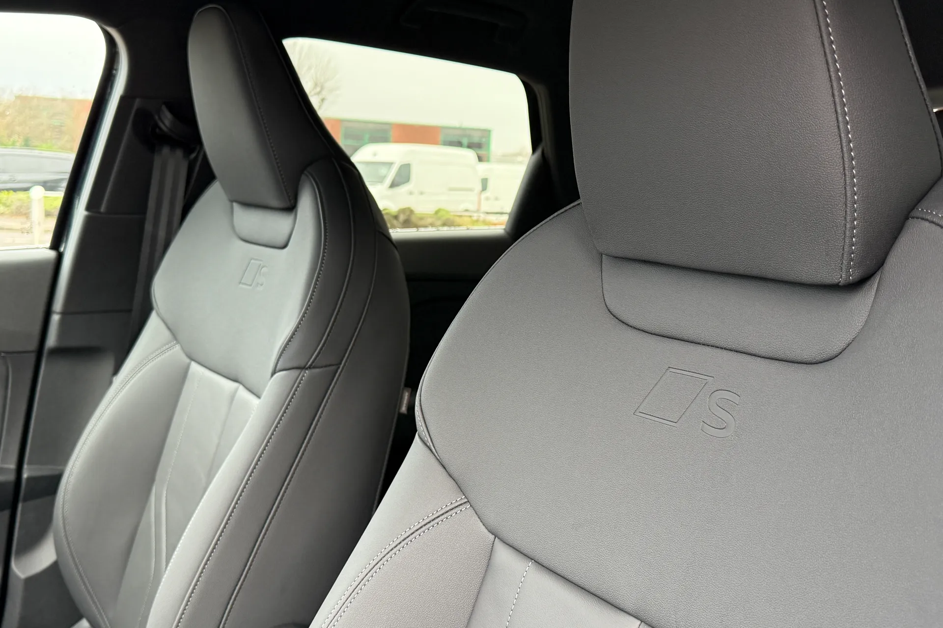 Audi Q3 thumbnail image number 16