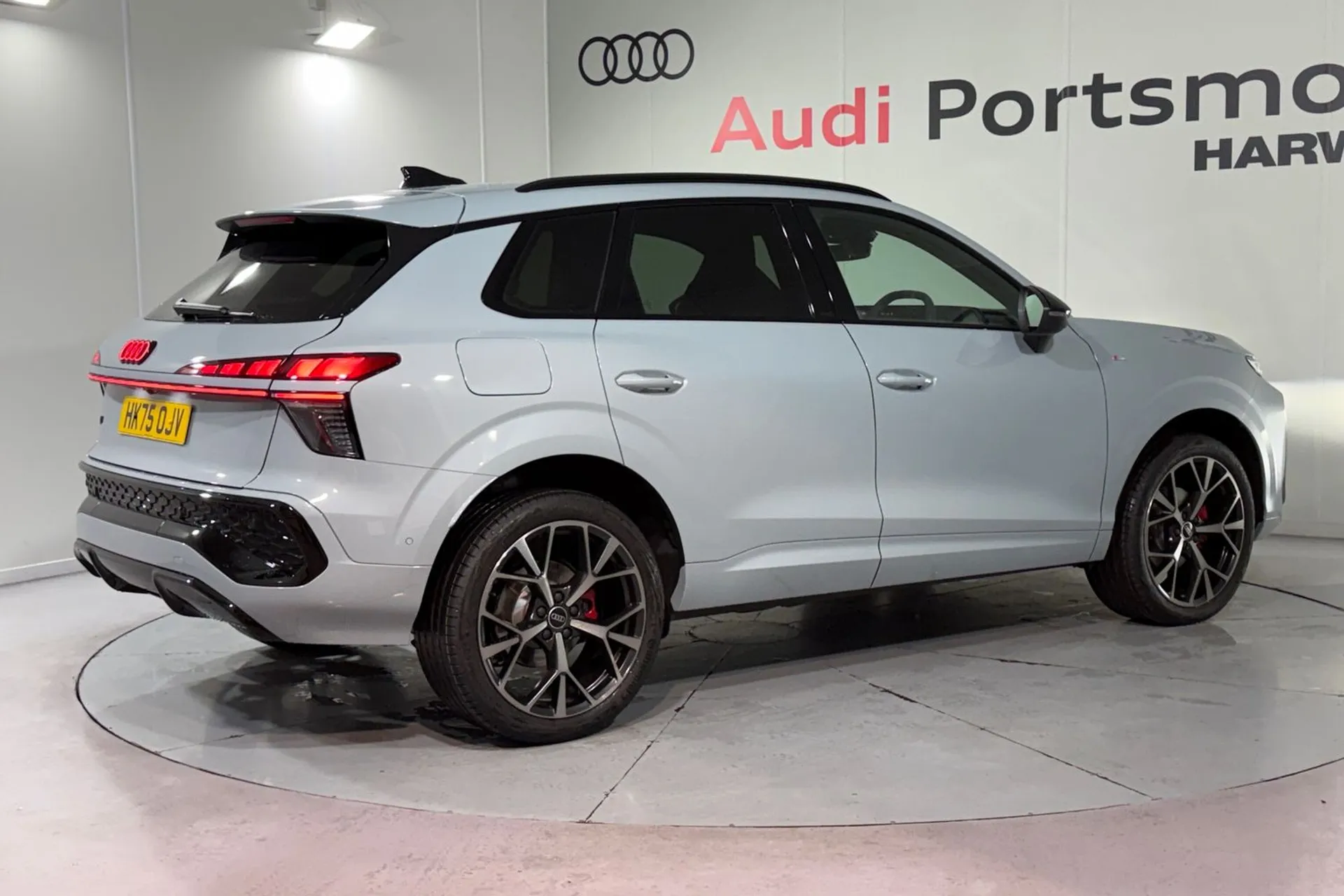 Audi Q3 thumbnail image number 10