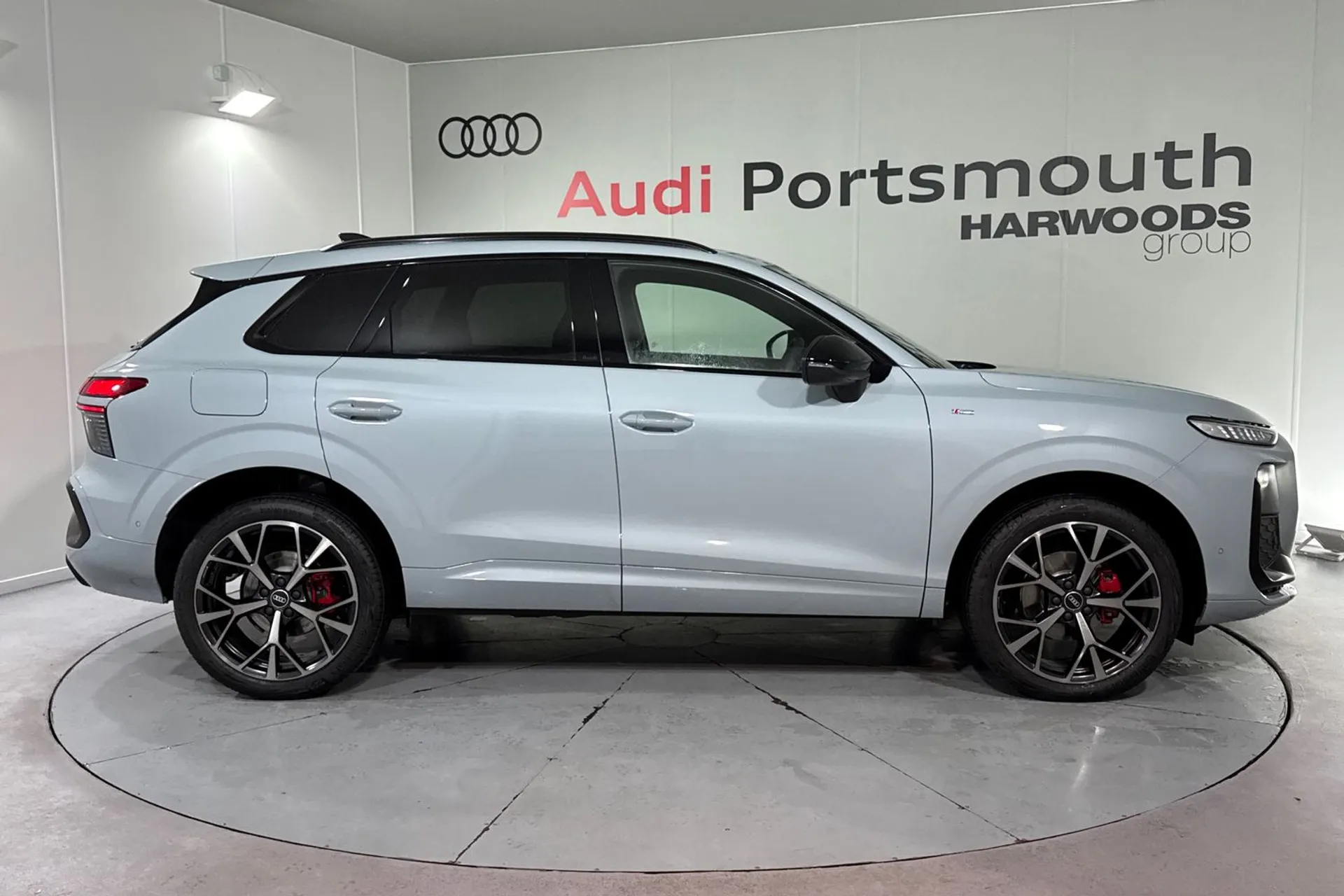 Audi Q3 thumbnail image number 2