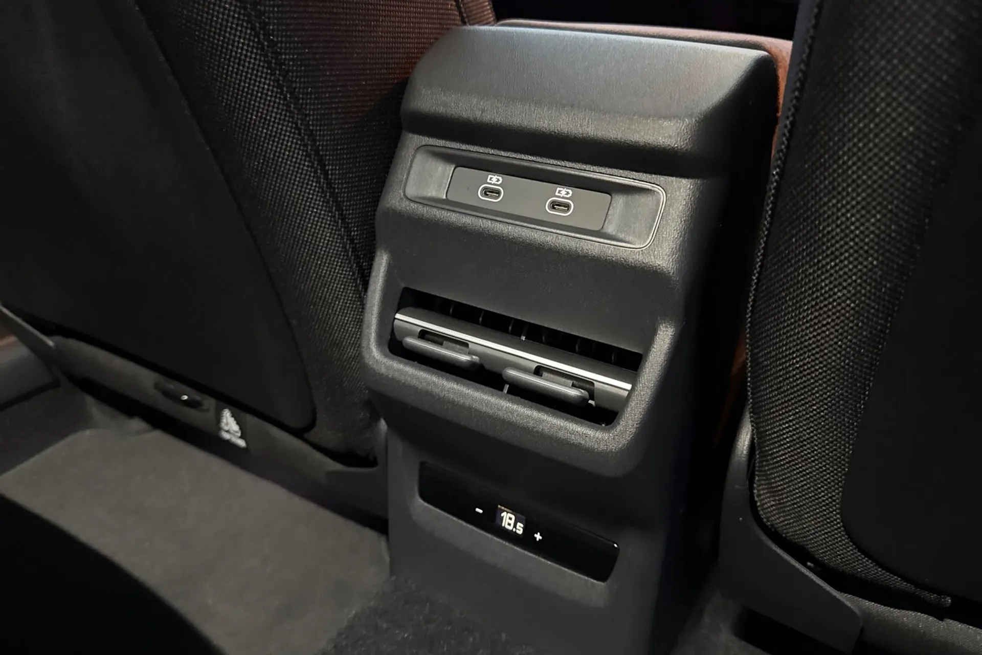 Audi Q3 thumbnail image number 27