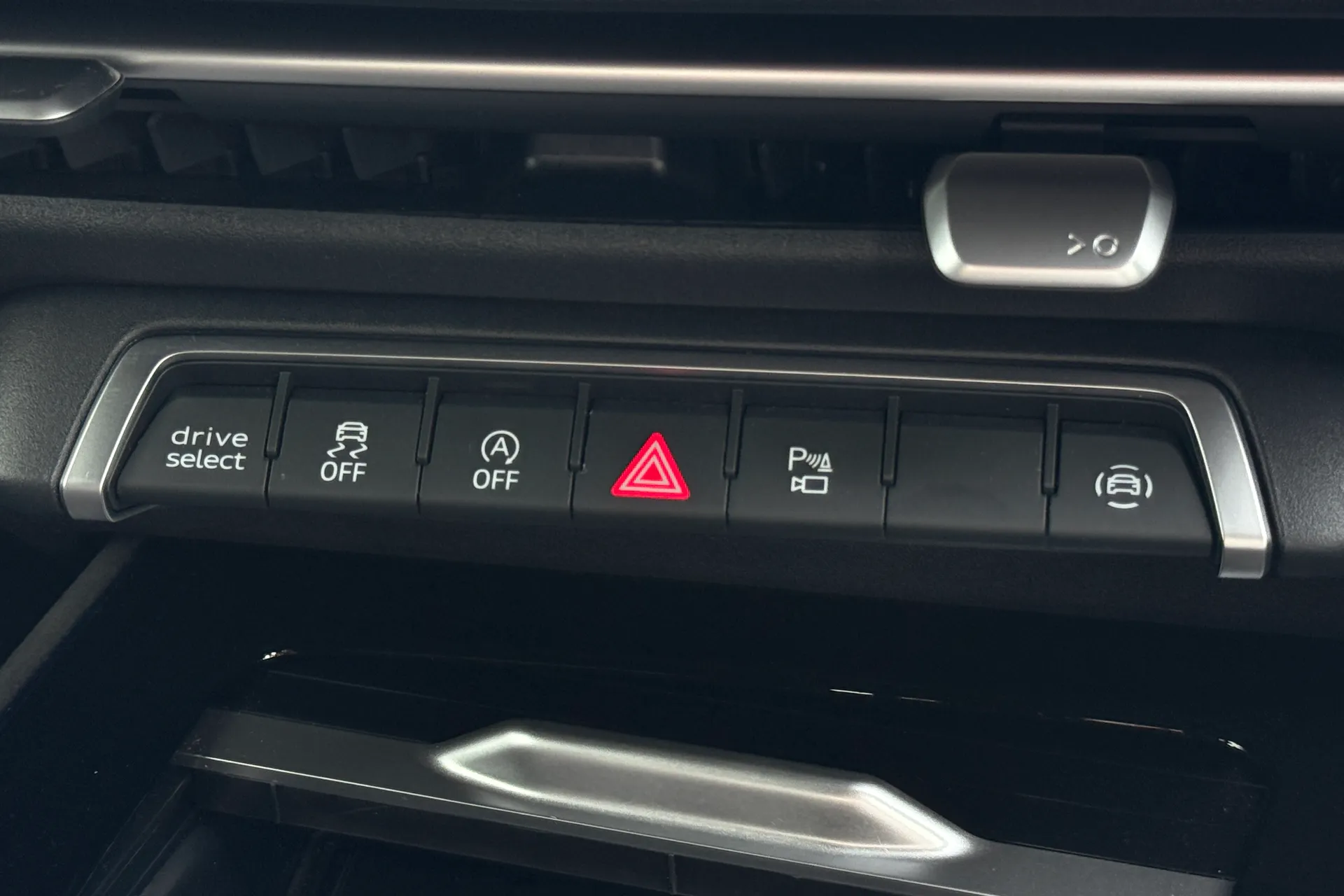 Audi Q3 thumbnail image number 22