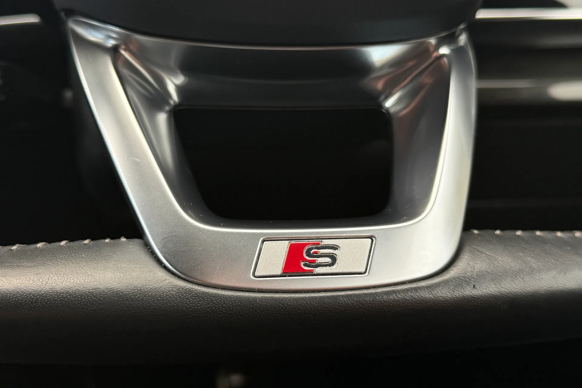 Audi Q8 thumbnail image number 13