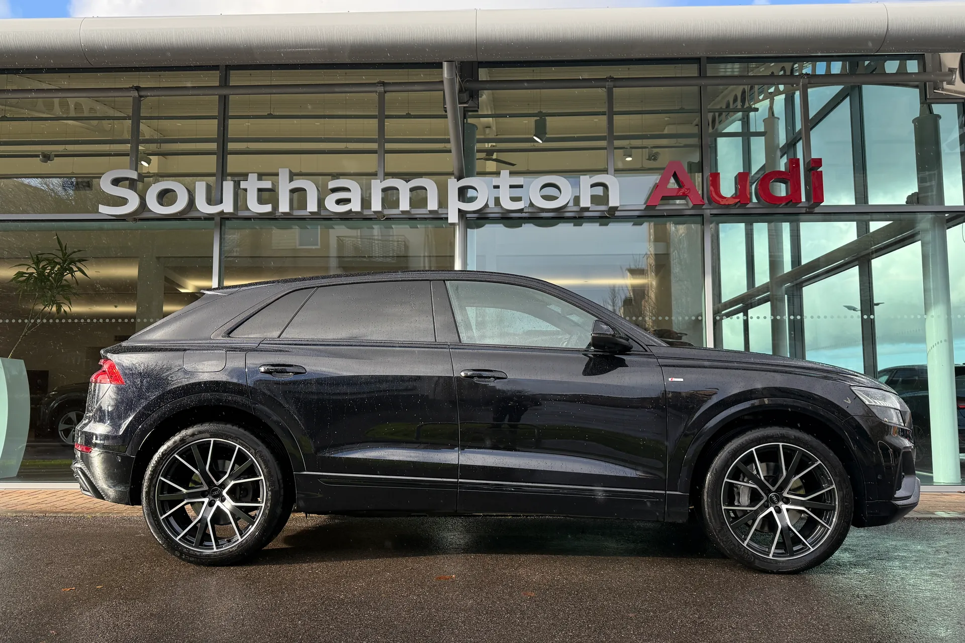Audi Q8 thumbnail image number 2