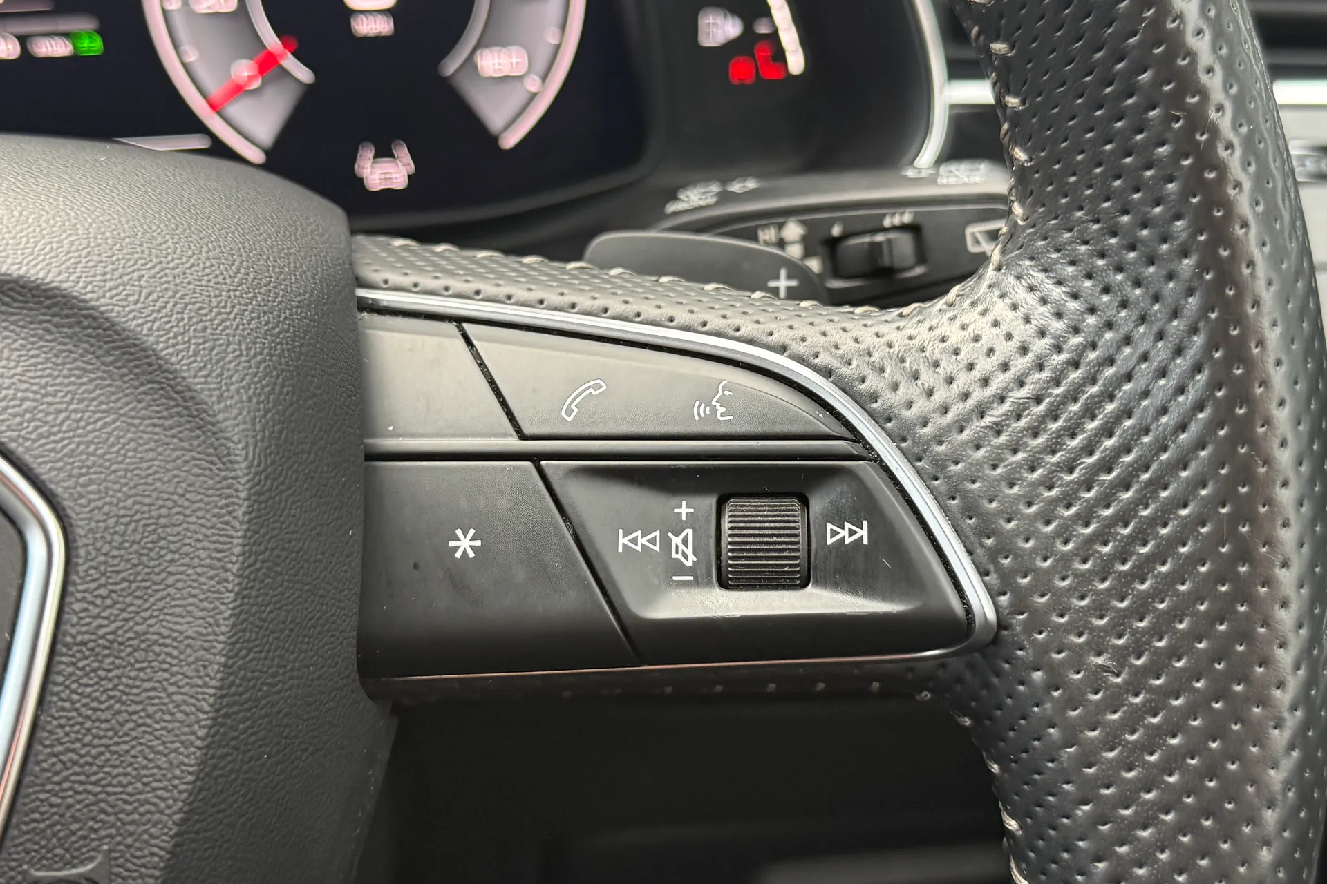 Audi Q8 thumbnail image number 12