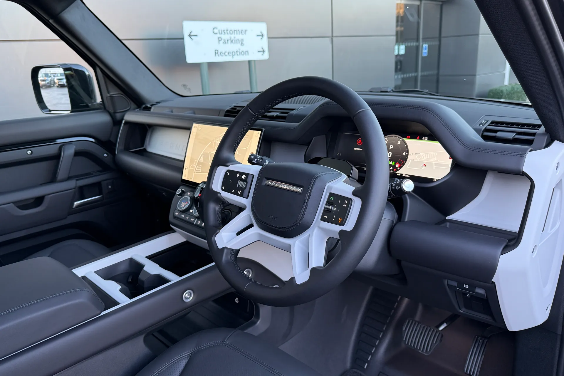 LAND ROVER Defender 110 thumbnail image number 16