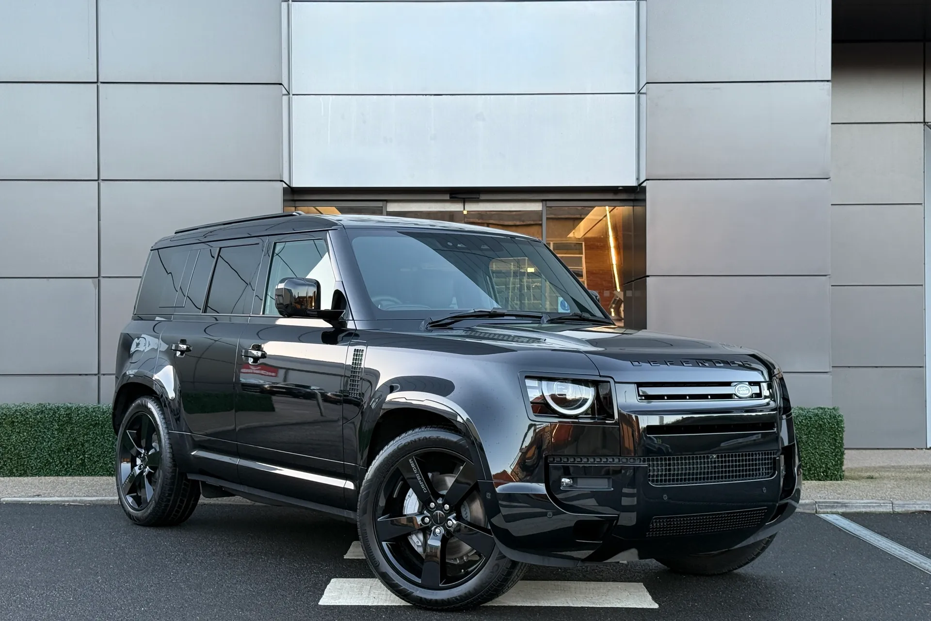 LAND ROVER Defender 110 focused image