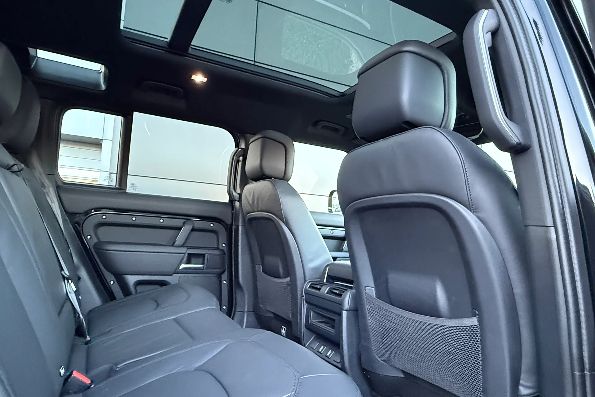 LAND ROVER Defender 110 thumbnail image number 38