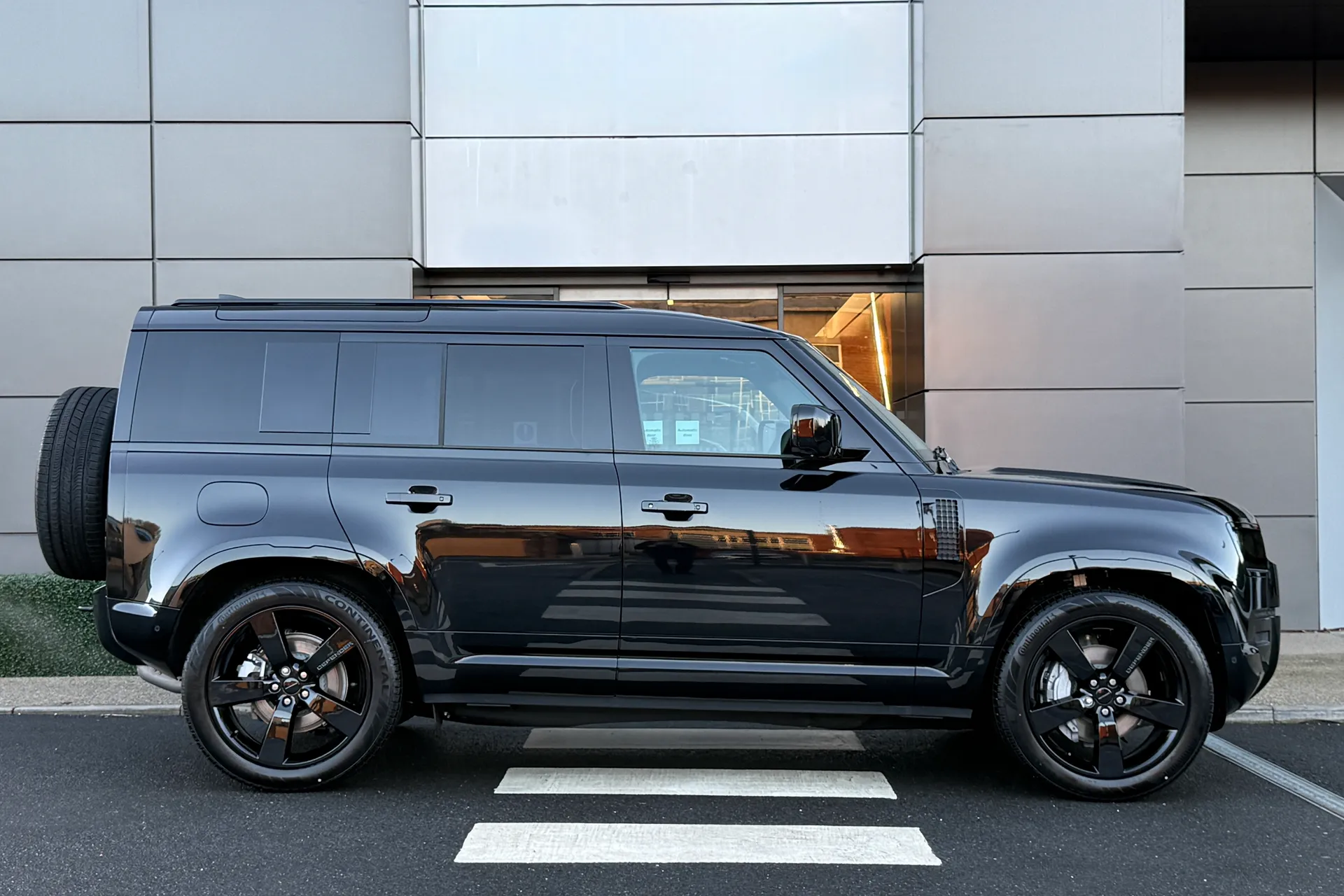 LAND ROVER Defender 110 thumbnail image number 2