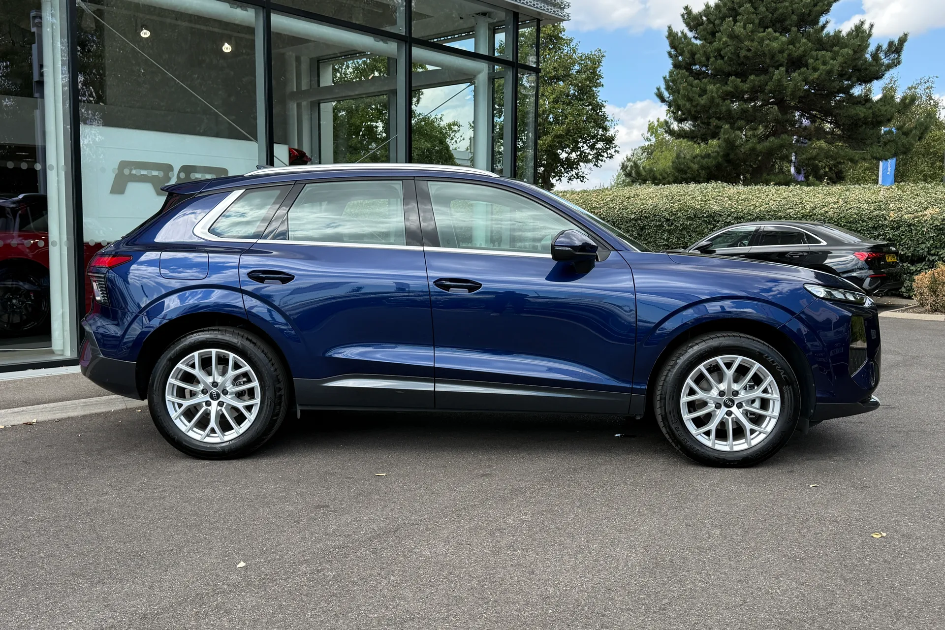 Audi Q3 thumbnail image number 2