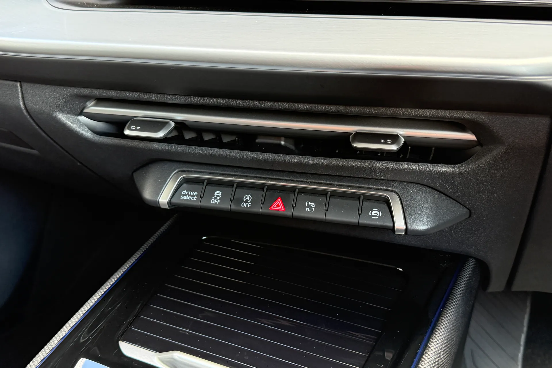 Audi Q3 thumbnail image number 36