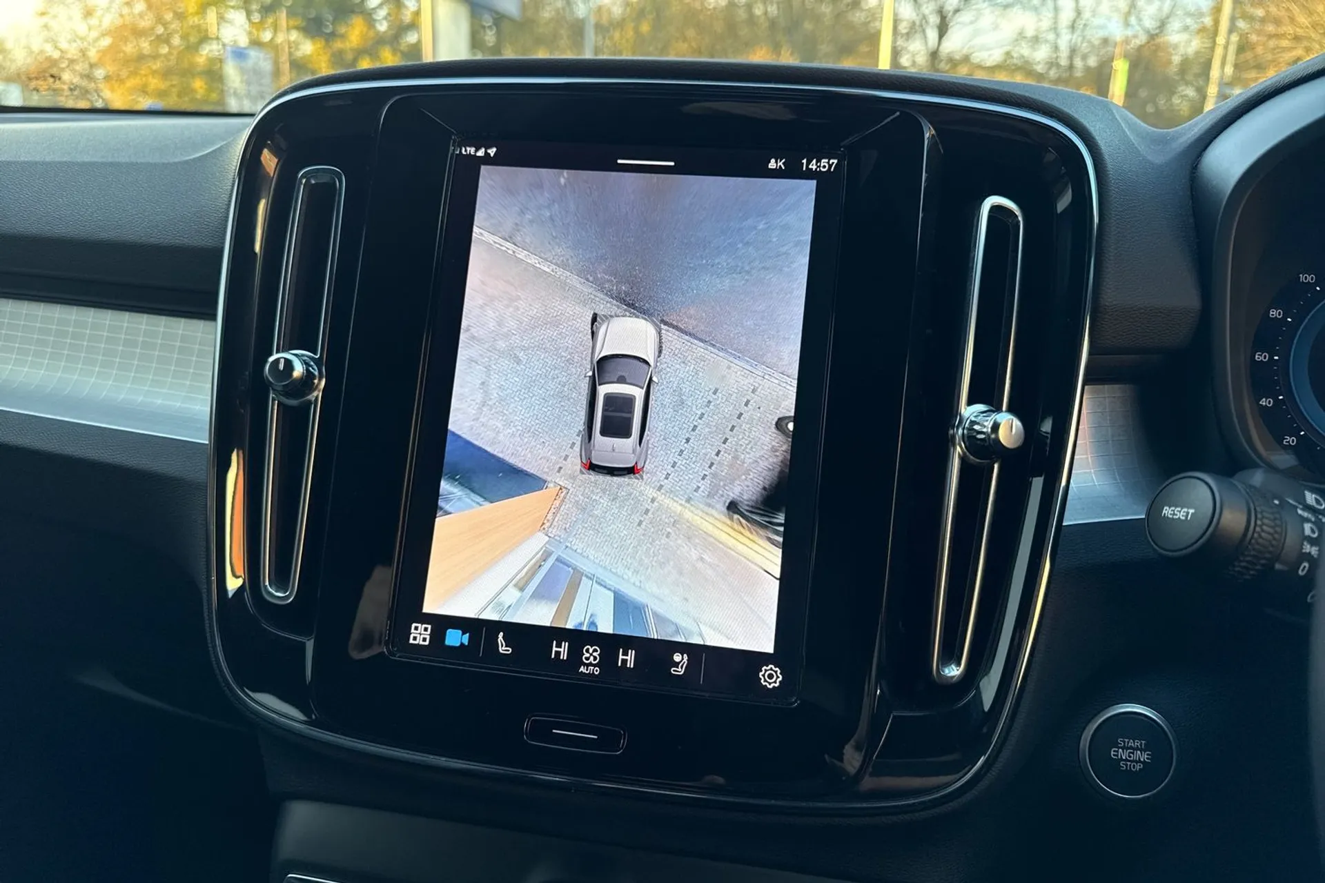 Volvo XC40 thumbnail image number 4