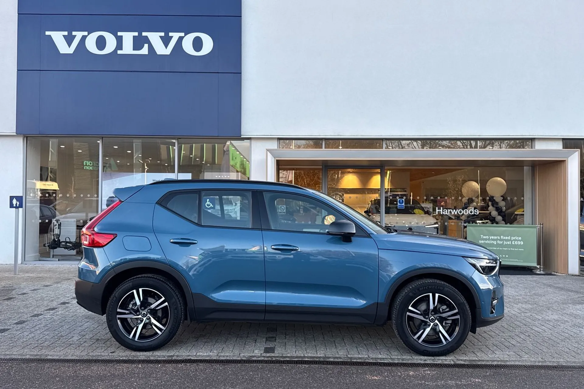 Volvo XC40 thumbnail image number 2