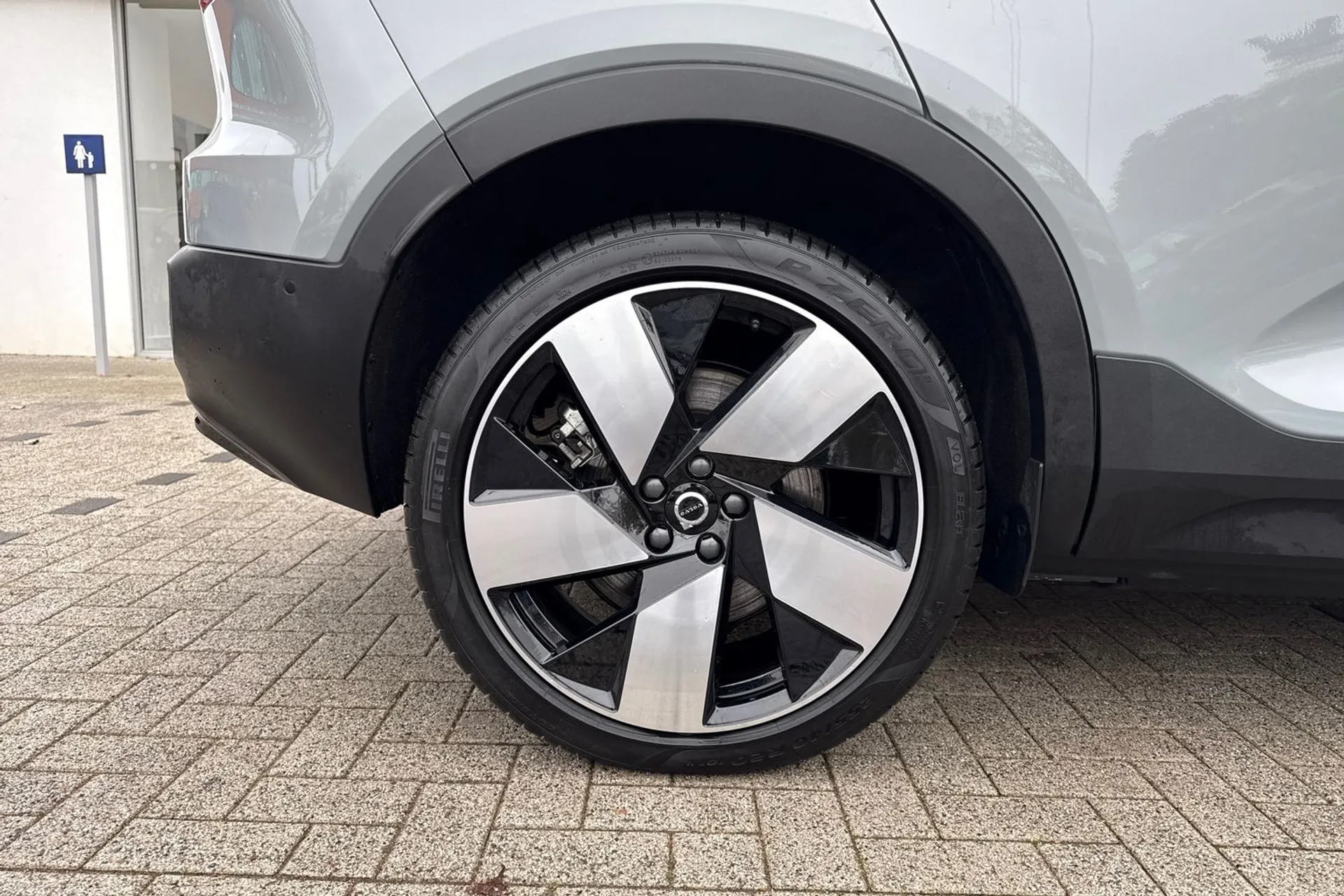 Volvo EX40 thumbnail image number 15