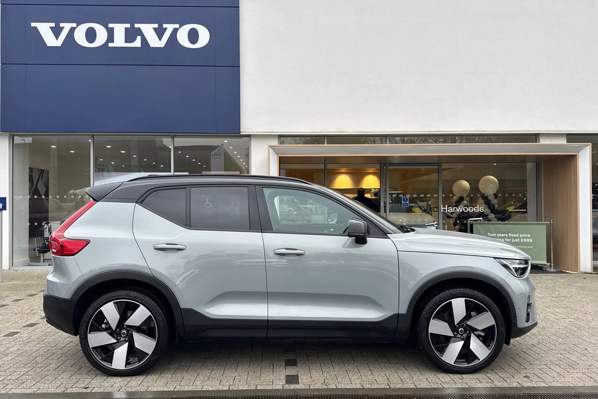 Volvo EX40 thumbnail image number 2