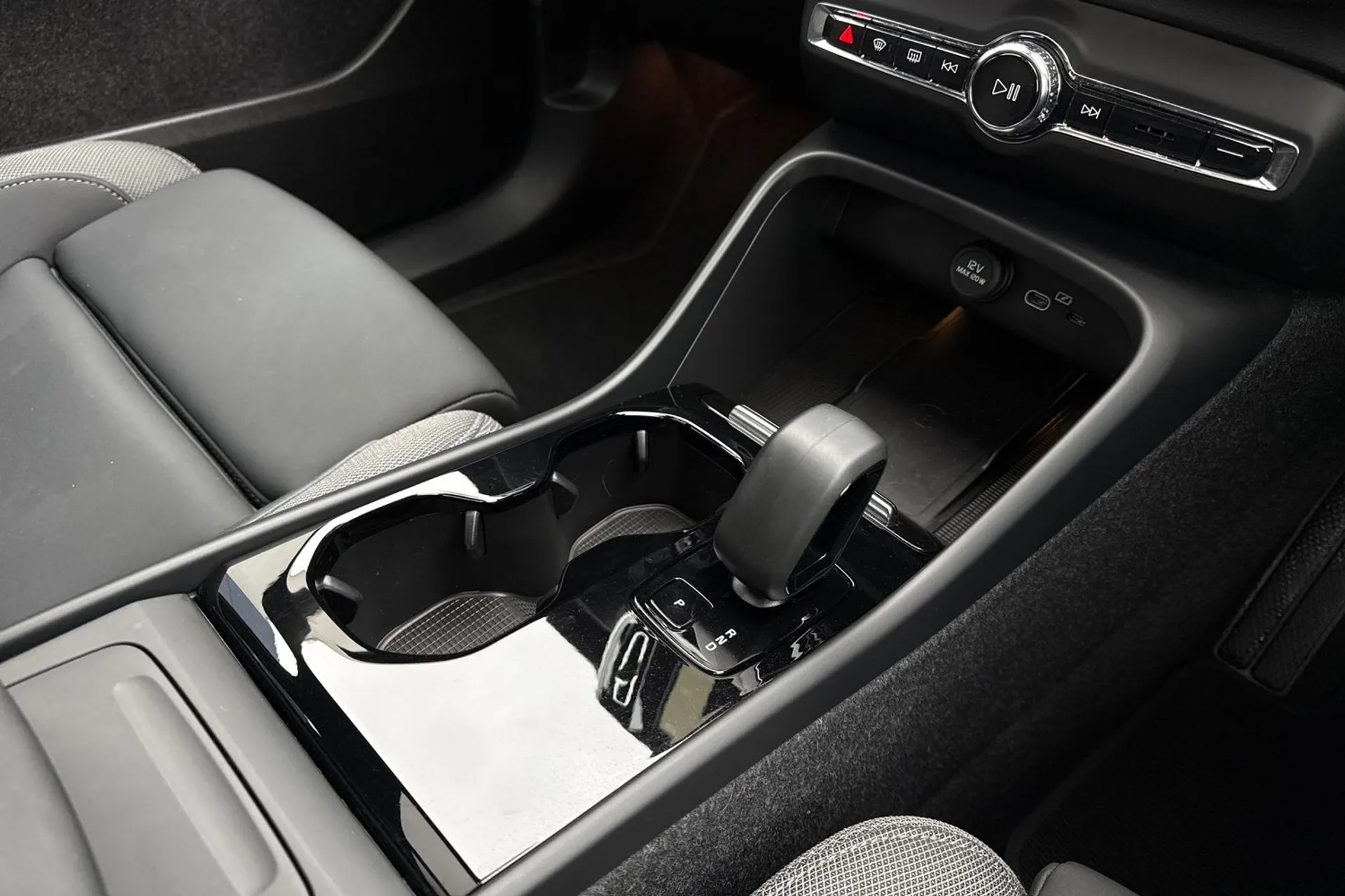 Volvo EX40 thumbnail image number 44