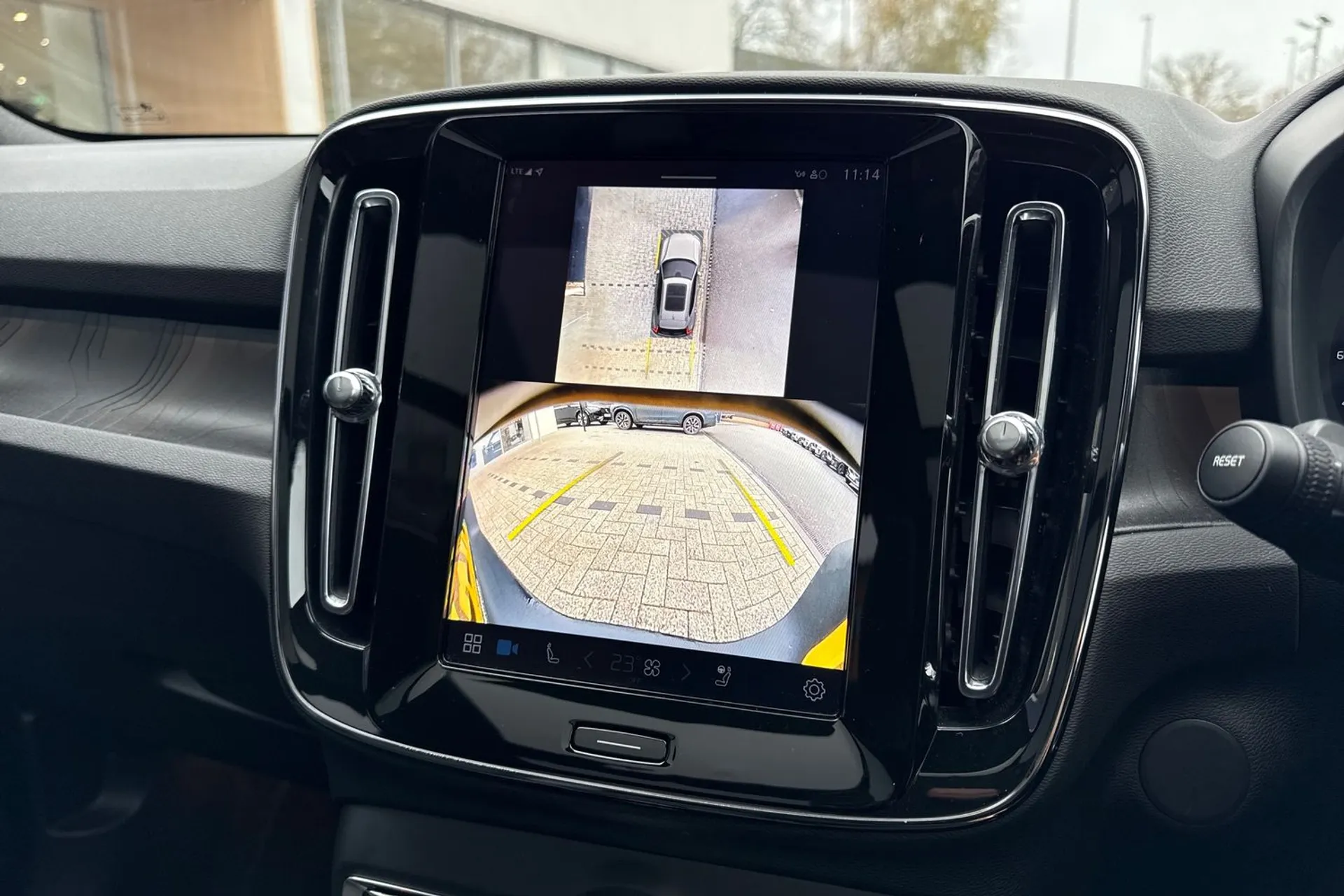 Volvo EX40 thumbnail image number 4