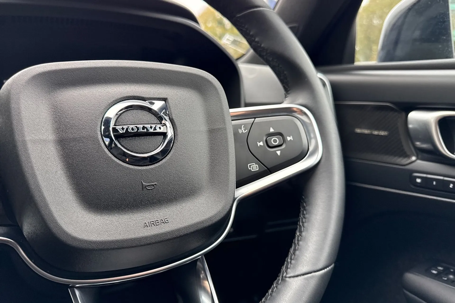 Volvo EX40 thumbnail image number 38