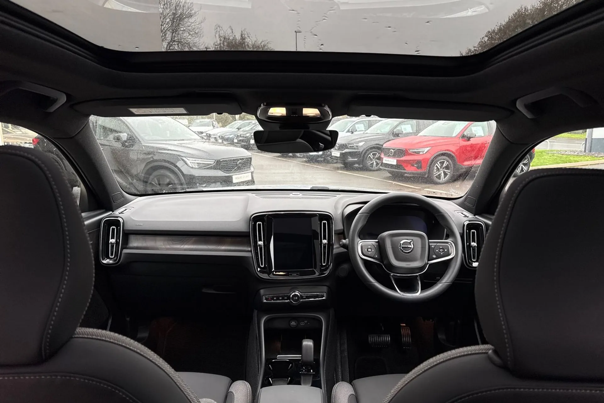 Volvo EX40 thumbnail image number 3