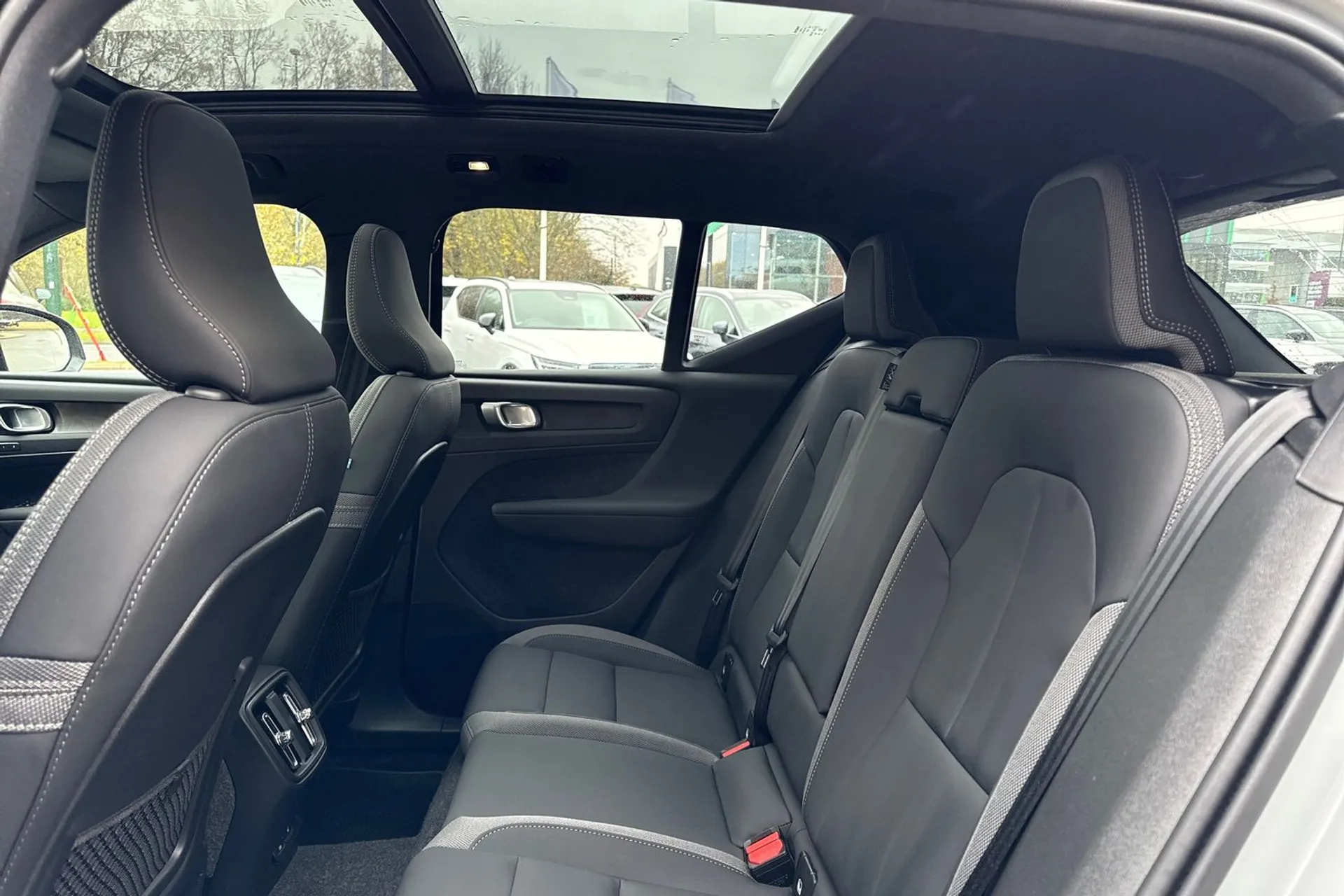 Volvo EX40 thumbnail image number 31