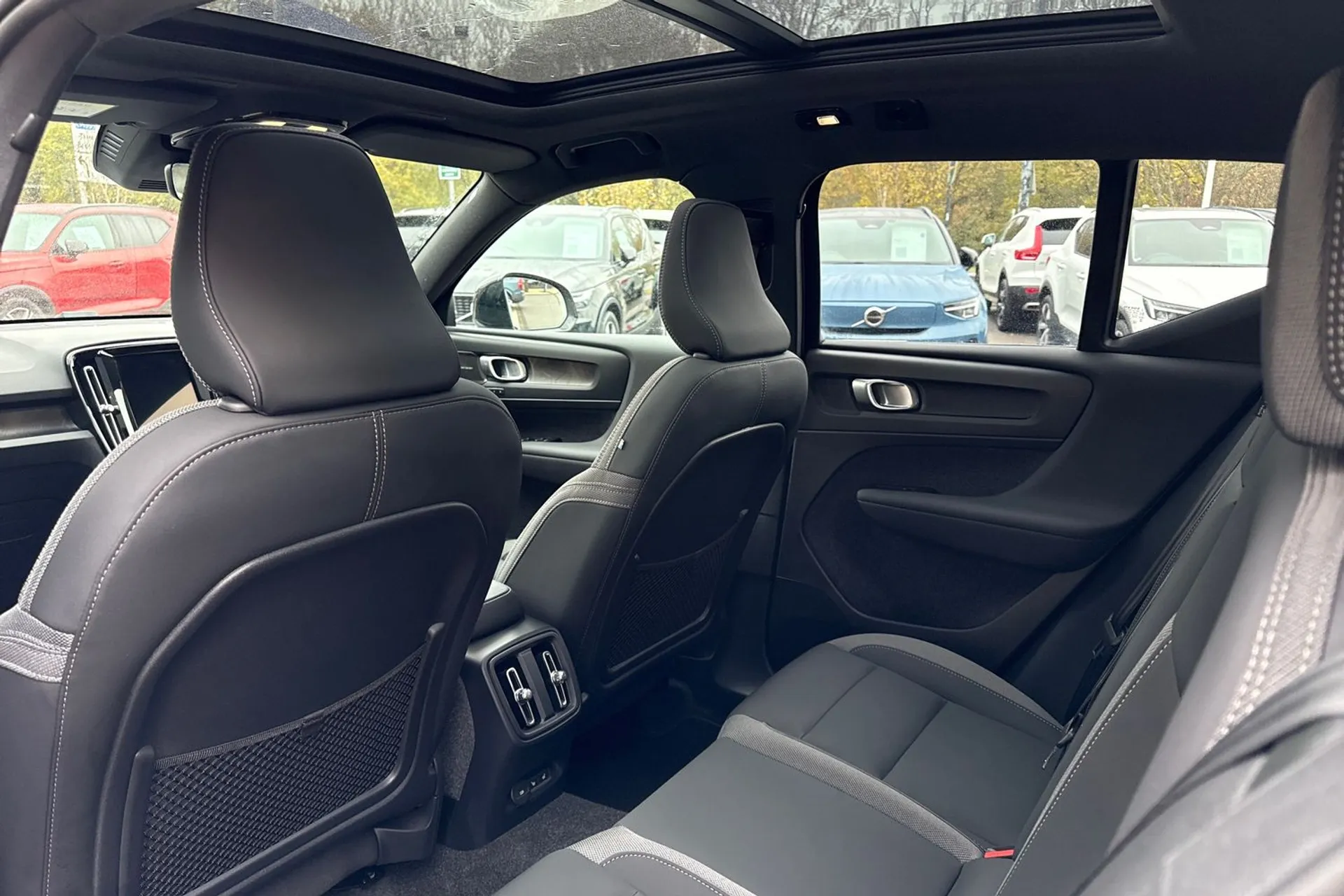 Volvo EX40 thumbnail image number 32