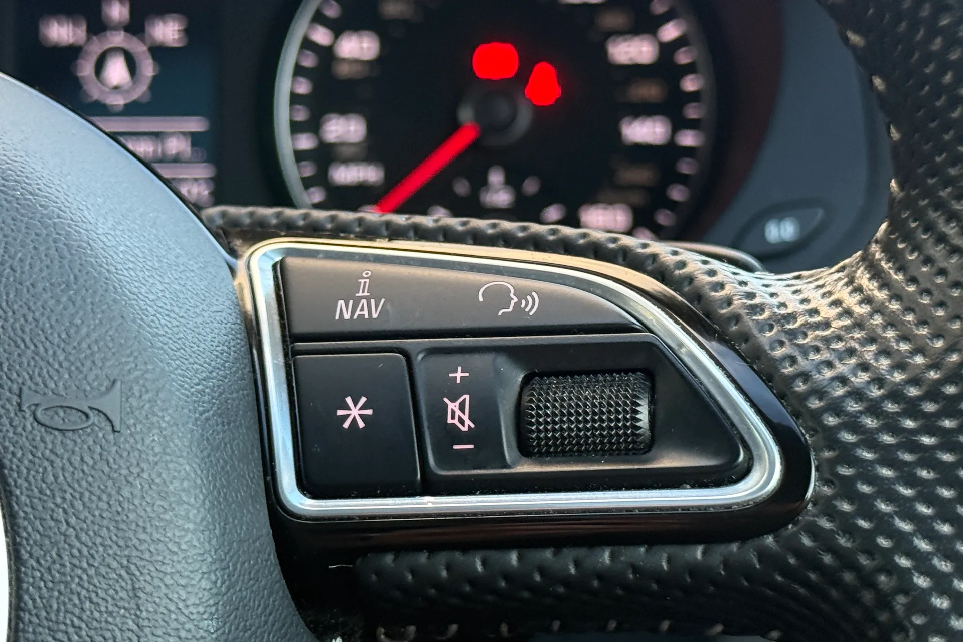 Audi Q3 thumbnail image number 18