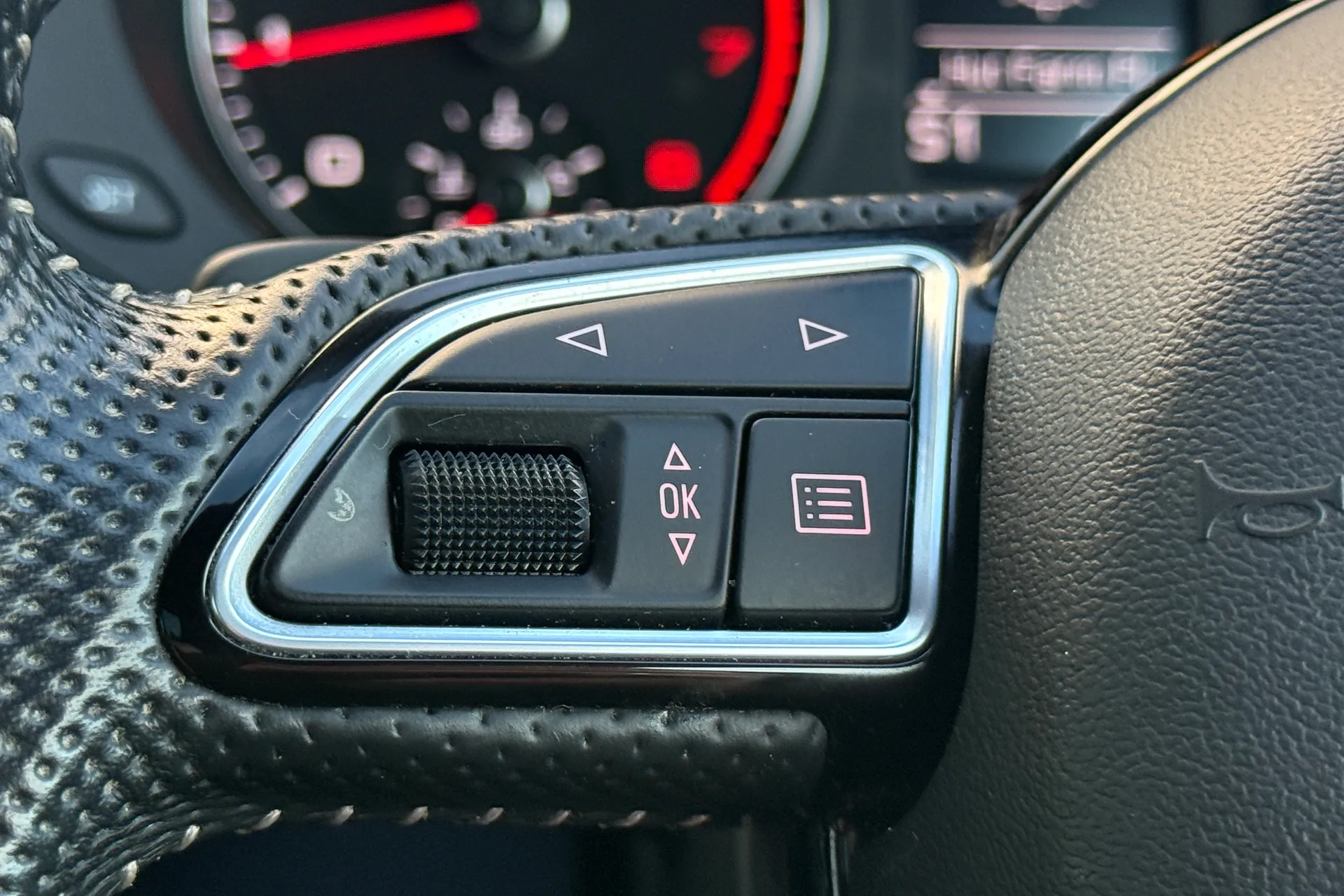 Audi Q3 thumbnail image number 17