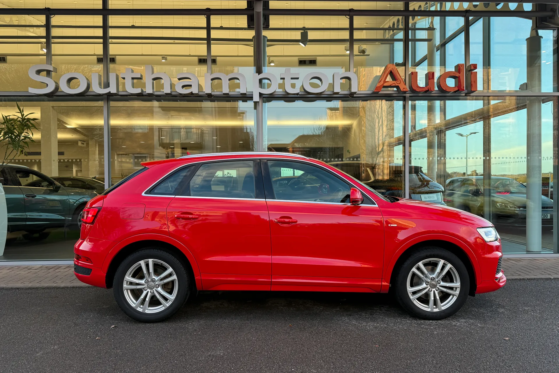 Audi Q3 thumbnail image number 2